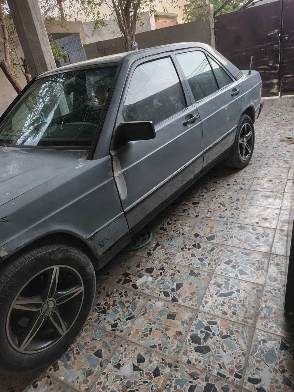 السلام عليكم دب موديل ٨٤رقم صدامي ماندل صاحبها بس بيها وكاله عامه ومستمسكات الوكيل موجوده السياره كلها بلاد صبغ مابيها بيها طخات بلجاملغات الخلفي خفيفه مكاني الصويره السعر ١٦بيها مجال للستفسار ***********
