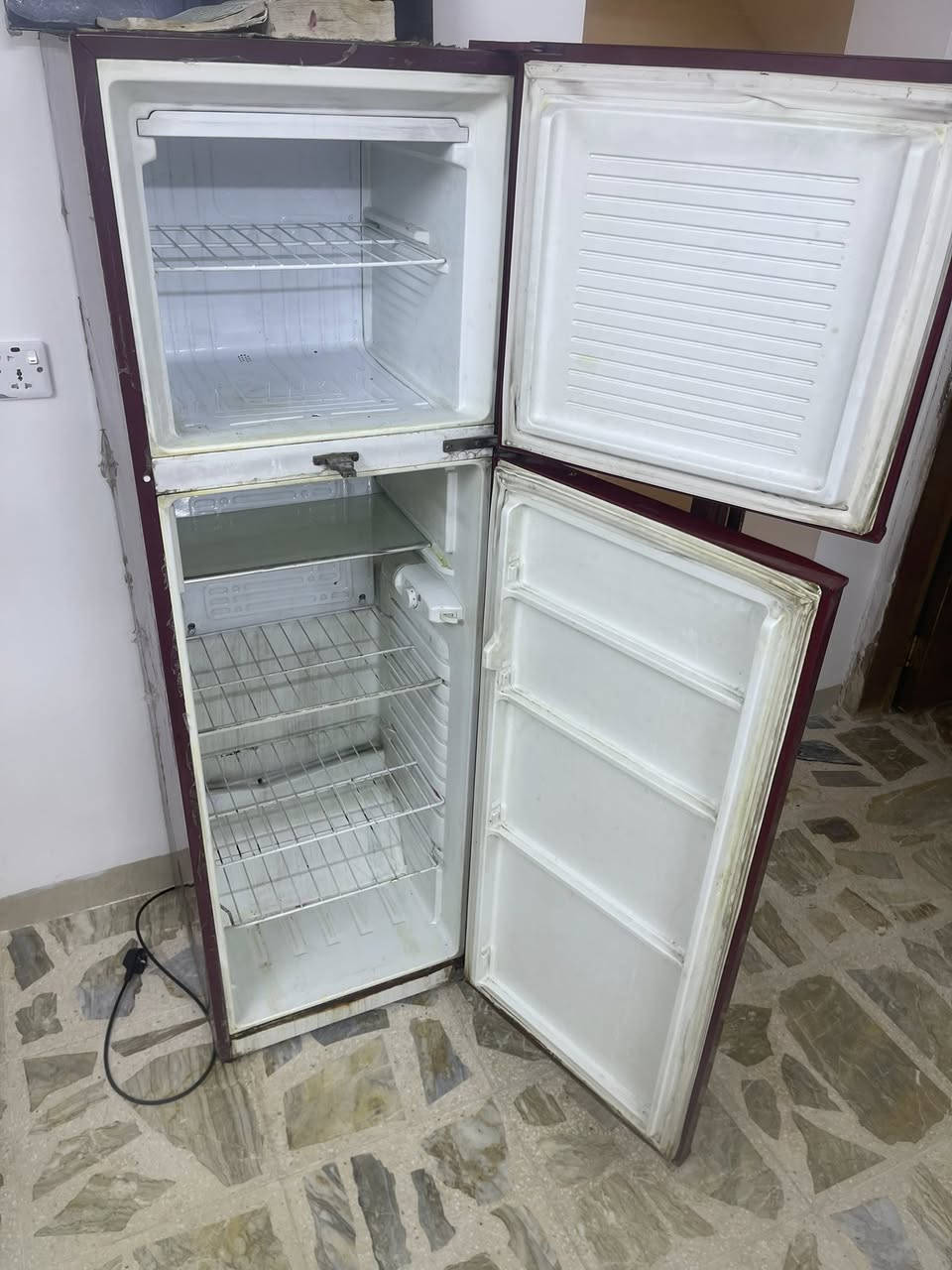 ثلاجه كنود نضيفه  شغاله فول العنوان بغداد الغزاليه
***********
