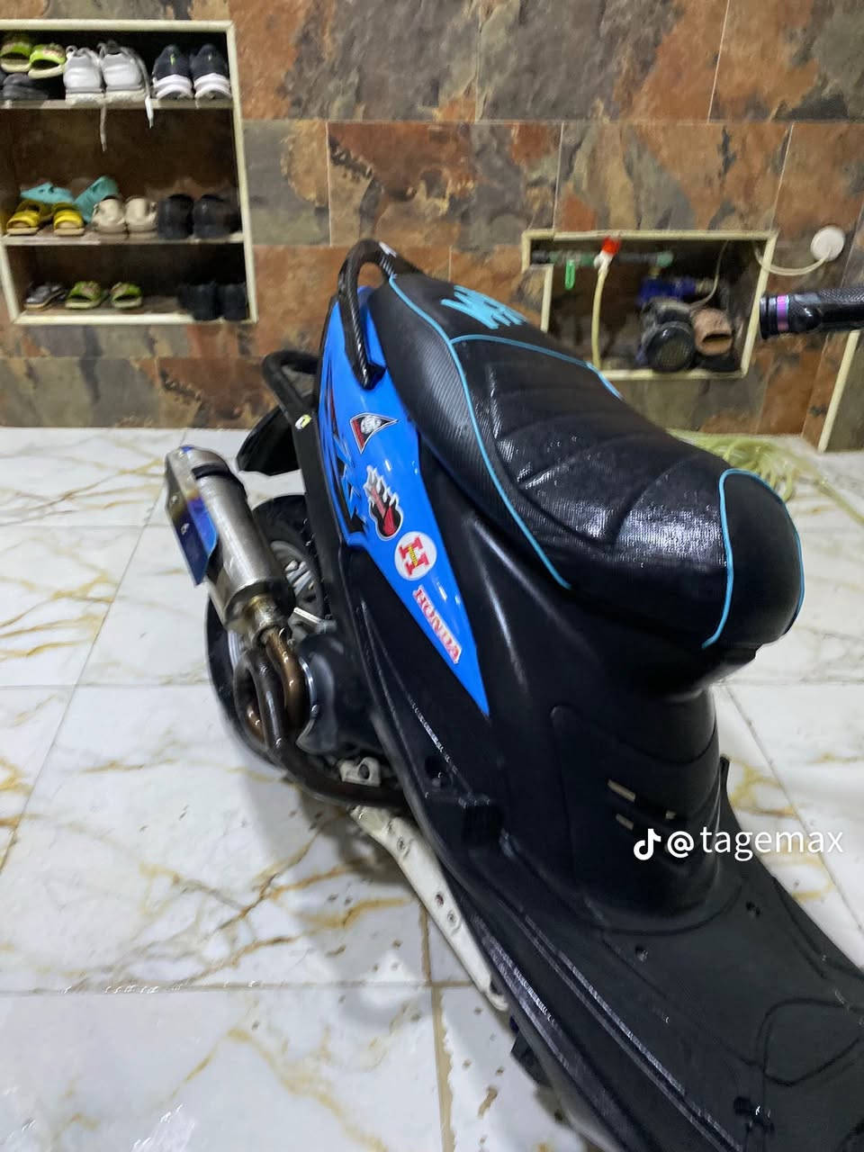 سلام عليكم ماكس عدله مزوده البيع 

قبق فلاوين

صالنصه رياضي 

يدات رياضي

قبق عنبار 

فلتر مال بانزين

يدات رياضي

شيال راجع 

وشيال ثاني موجود 

الدراجه كله شغال ما بيه اي نقص نكره سلف مكاني ناصريه مركز تضحيه ***********
