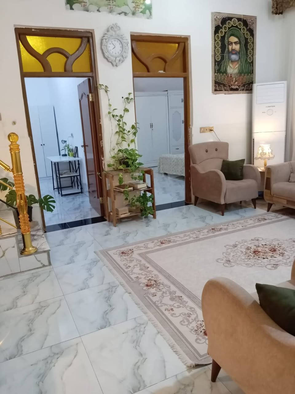 بيت للبيع 200 متر مربع طابق اول   في شارع الشيرازي.        بالاضافه إلى البناء كما موضح في الصور يحتوي البيت على محل واجهه 5 متر   ونزال 10 متر
  
للأستفسار ***********
