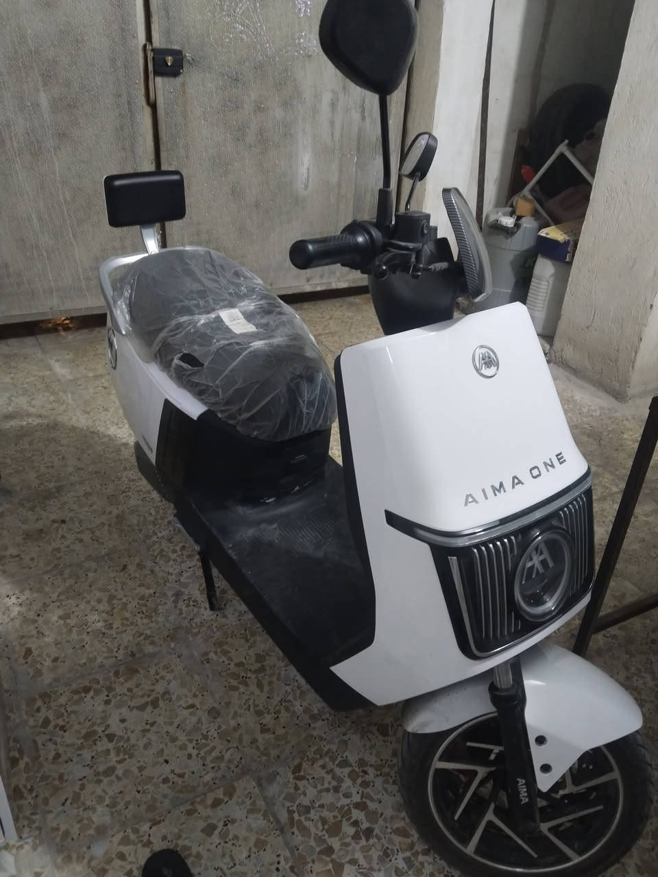 السلام عليكم، عندي دراجة أيما AİMA ONE  (ست6) بطاريات (32) عادية + ملف (2000 )ماخذها من مؤيد طيارة قبل (شهر)  مكتوب تاريخ الشراء بالضمان والوصل ما طالع بيها هواي على گد شغلي (من الدورة للكرادة) الدراجة بعدها جديدة كلش حلوة وإعتمادية مابيها مصاريف وسعرها مناسب.
أني جناي دراجات نارية، أول مرة أركب كهربائي، ما عجبتني لأن مابيها صوت ولا طرب

أشتريتها بمليون و200 (بعدها بوصل الضمان سنة  بالملف وبالبطاريات سنة وبالعقد 3 أشهر).

تجي تشوفها إذا عجبتك ما نختلف على السعر باليرضي الله ويرضيك
  ‏‪***********‬‏
