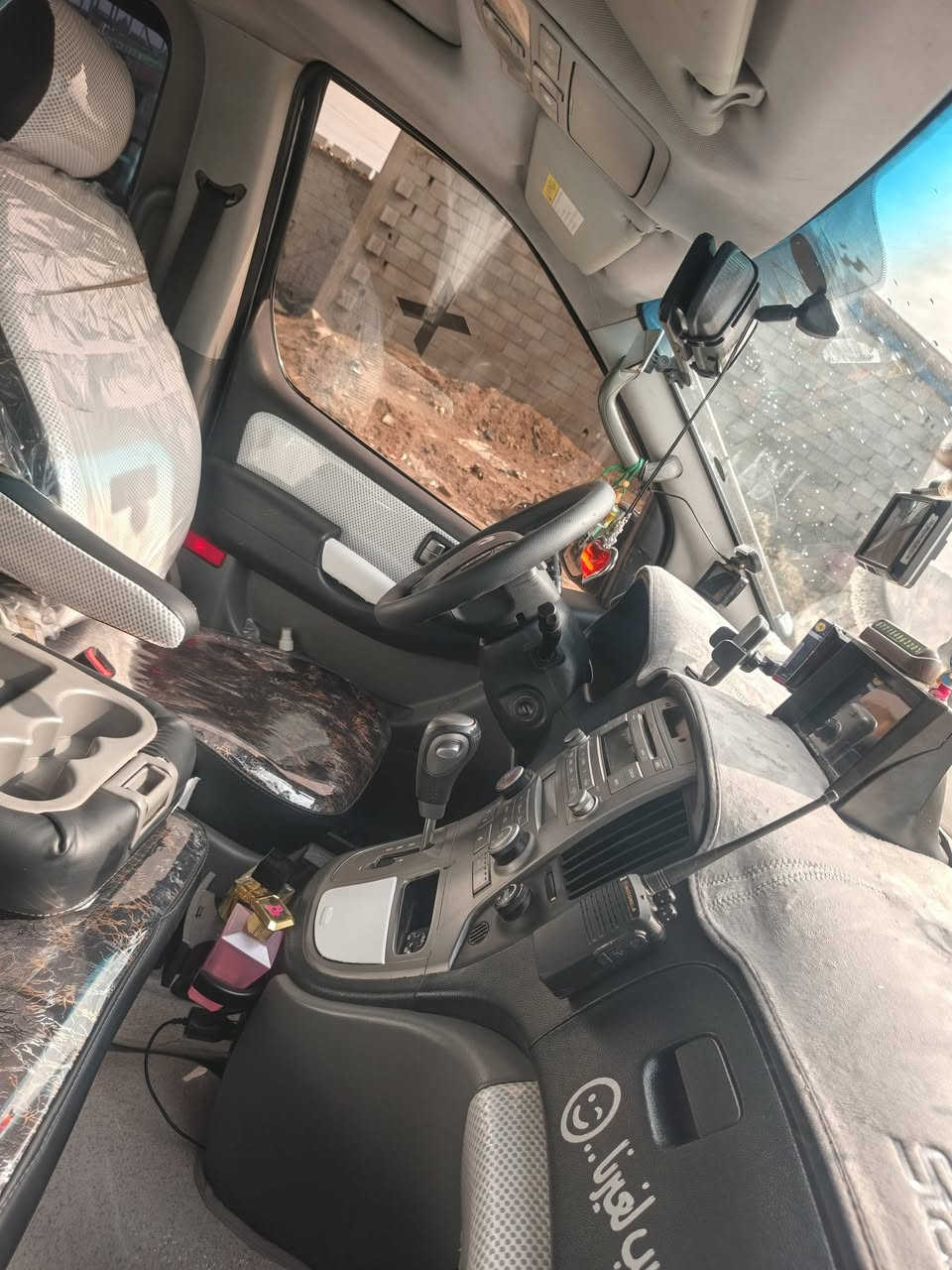 السلام عليكم 14 مجول بلاد مكينه مال كصه توه شادها رقمها بصره راعيها يمي كفاله عامه بس بارد جاملق خلفي شويه وبيها شخص موضح بلصوره دوشمه لدات امرايات تخم تاير نكسن ربع ماتذب عليهاسعر 220 قفل رقم ***********
