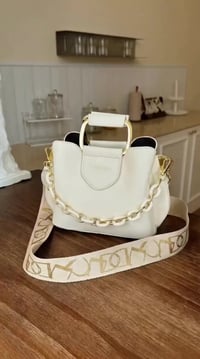 جنطة جلد • ٢٤سم • خفيفة