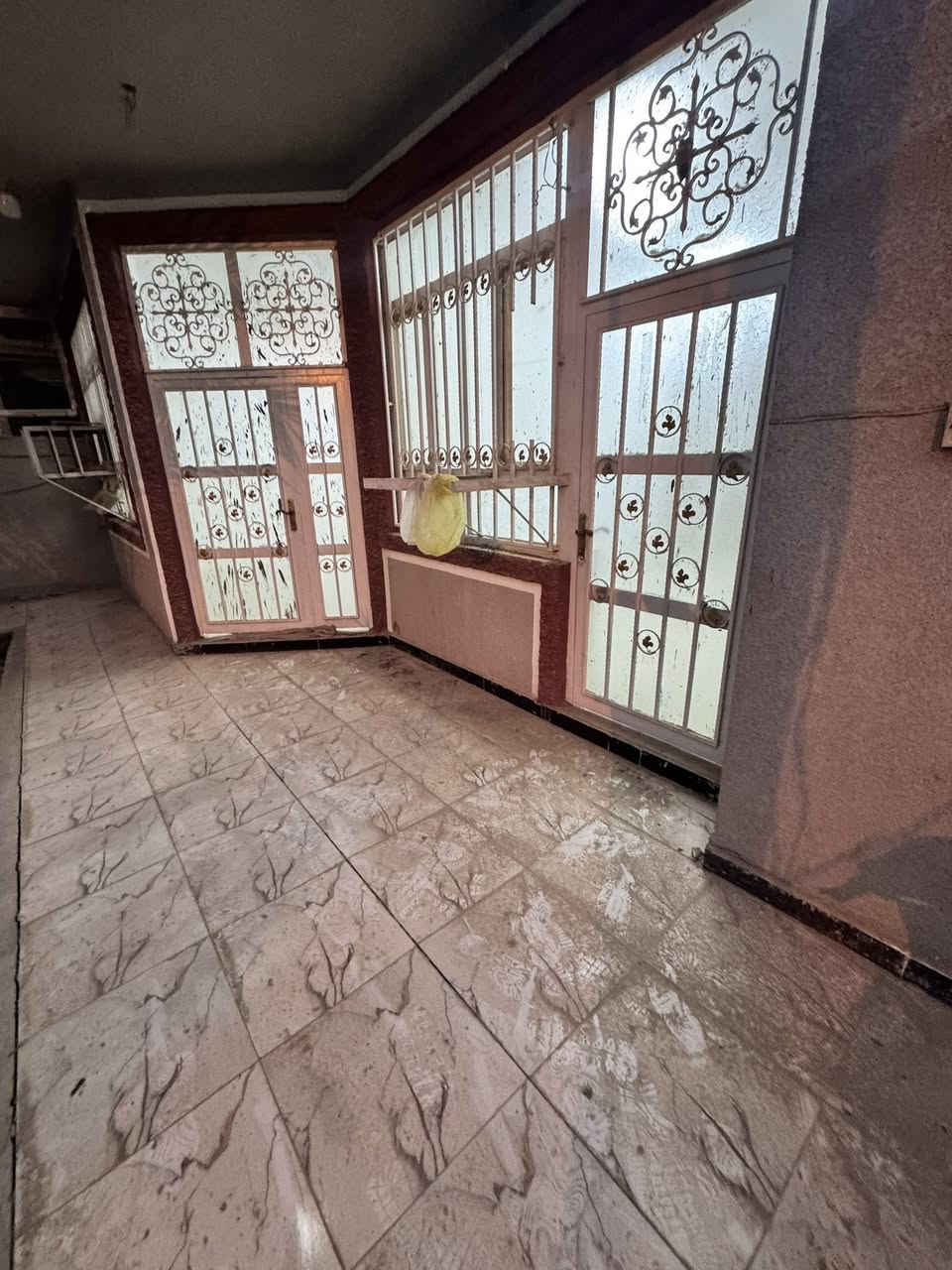 متوفر للإيجار 🔑
🏠 بيت 250م² – حي الزهراء

📍 موقع جيد – تبليط، ماء، مجاري

🔹 الطابق الأول:

كراج سيارة + حديقة 🌳

3 مجمعات صحية

2 غرف نوم

استقبال

كليدور

مطبخ

منور

🔹 الطابق الثاني:

3 غرف نوم

كليدور (يصلح مطبخ أيضًا)

مجمع صحيات

📞 للاستفسار: عذاب ***********

🏢 مكتب الشمري – مقابل سكلة صدام / نادر الثانية
