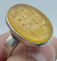 خاتم عقيق يماني اصفر شرف الشمس منقوش مسبع السليماني و طلسم شرف الشمس ص...