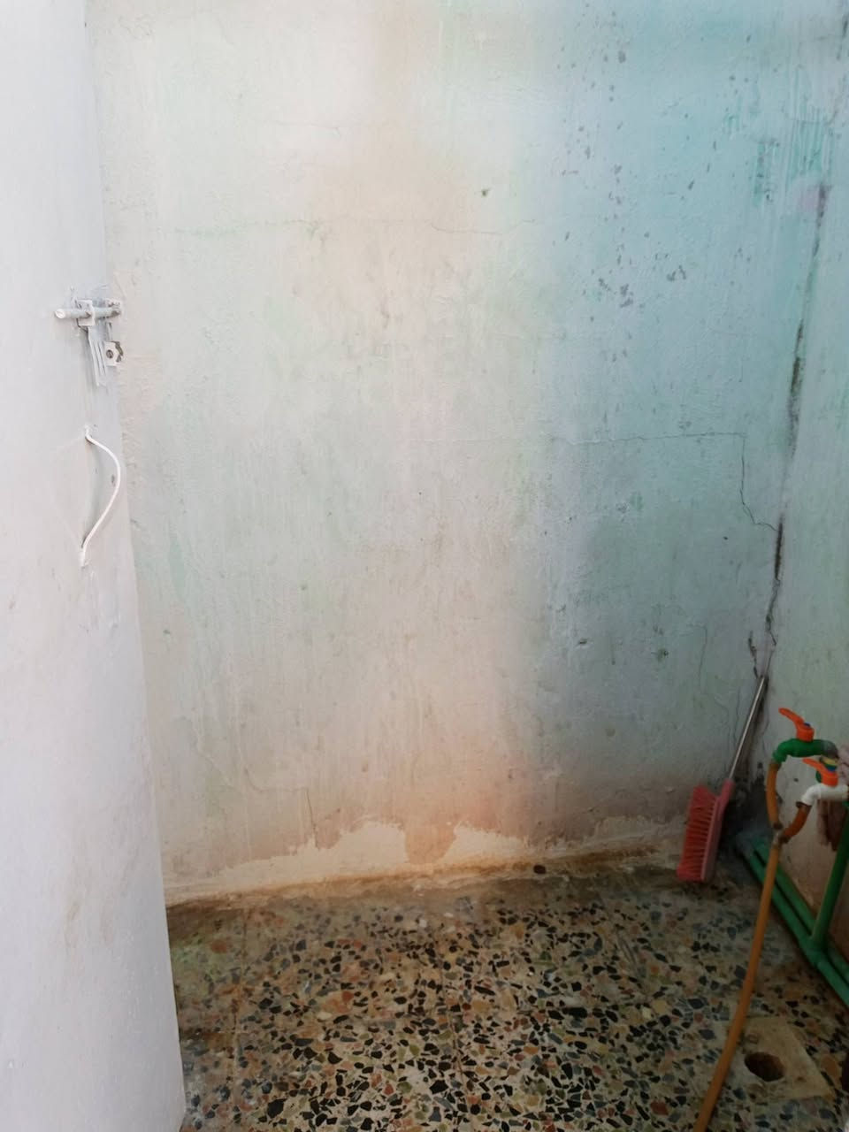 السلام عليكم بيت للبيع 60متر ستقبال وغرفه ومطبخ وملحقاته البيت كاشي السعر 20 وبي مجال قليل العنوان حي النصر الثانيه وشراي يخابر على الرقم ‏‪***********
