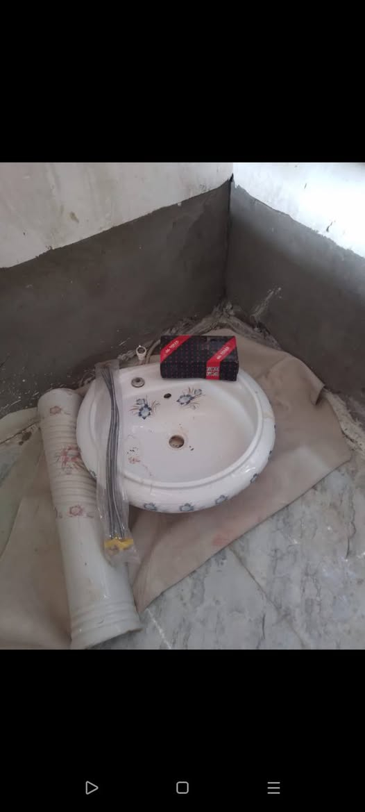 &سنكي مع البواري ب١٠ قفل
&بلاجكتور ب١٥ قفل 
&شيلمانات  العدد (٢) من الثقيل طول الوحده مترين والثانيه متر ونص (٢) ب٣٠ 
& مغسله مع خلاط جديد مع صونده ( جديد) ب٤٠ 
&ميز مع كرسي ب٣٥ قفل 
&زوليه ب٢٥ قفل 
كربلاء / الحر / حي القادسيه
***********
