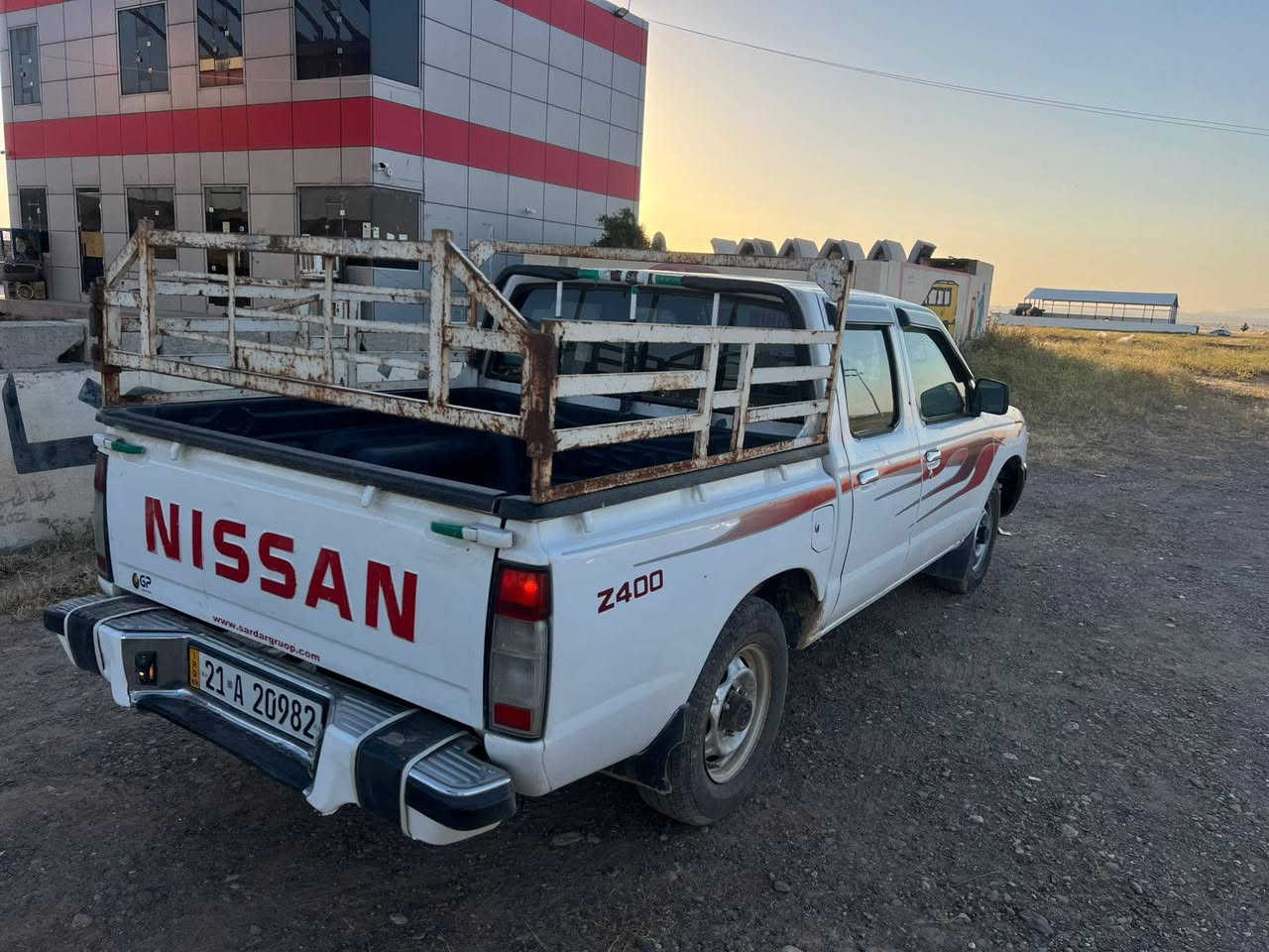 نیسان بۆ فرۆشتن مۆدێل 2001
رە قەم سلێمانی سە نەوی تازەیە تاکو 2030
ناوی لە حاسبیە نیە بە شەرت 
چوار تایەی تازەی لە ژێرە
گێر مەکینە ئەکسل بە شەرت
بۆیاغی کە مە تە نیا نیوەی شان سە کنی 
بۆ یاغە دە عمی پێشو دوای نیە 
نرخ 76گەلا 
***********
واتساپو ڤایبەری لە سەرە السليمانية, العراق
