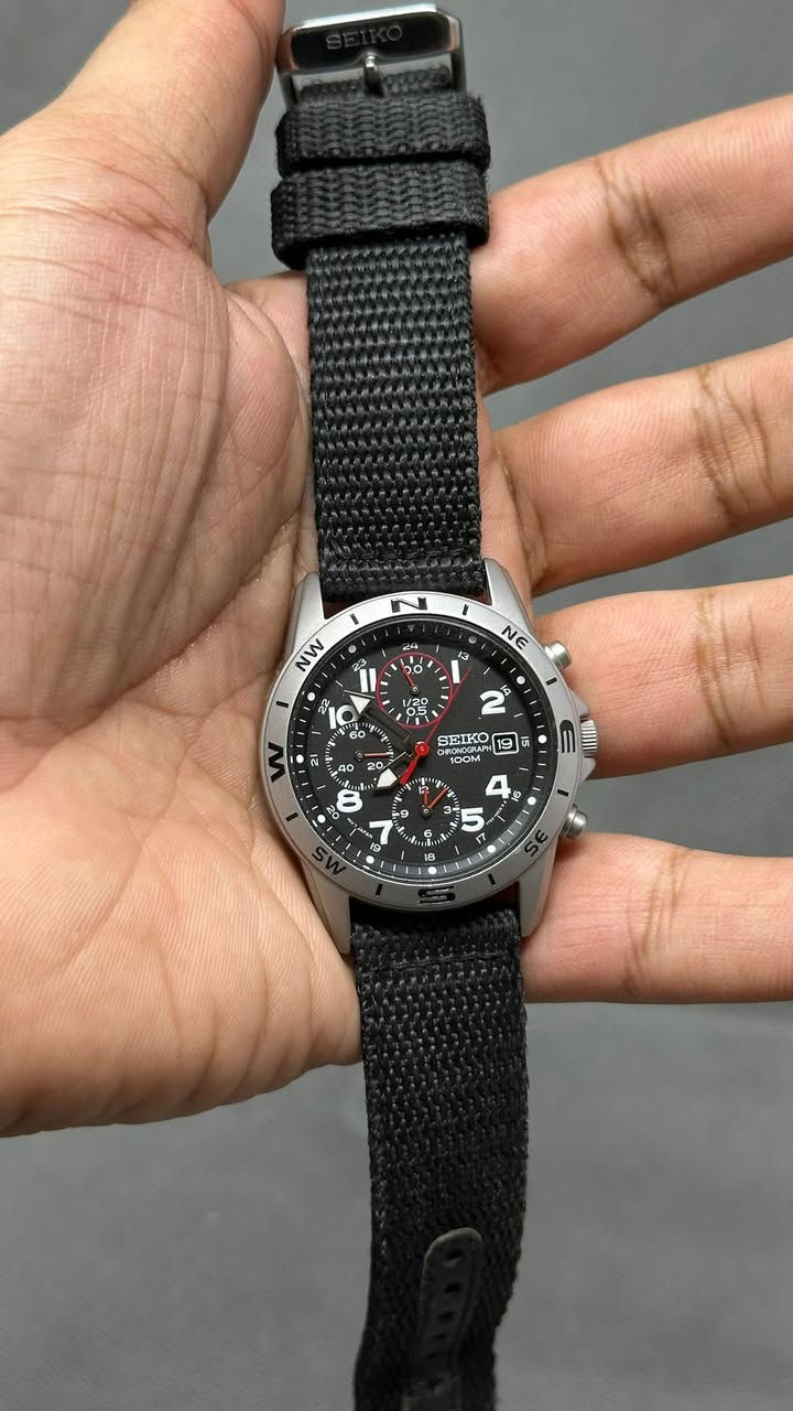 ساعة رجالي من Seiko Chronograph SND399P1 اليابانية الأصلية. تمتاز الساعة بتصميمها العسكري التكتيكي والرياضي المتين، وتُعرف بدقتها العالية ومظهرها الأنيق المخصص للمغامرات والأنشطة الخارجية.
رقم الموديل : 7T92-0DX0
رقم الساعة : 360010
التشغيل : كوارتز ياباني فائق الدقة (مكينة حركة 7T92).
المادة : مصنوع من الفولاذ المقاوم للصدأ (Stainless Steel) مع مظهر مطفي كلاسيكي.
اللون : فضي
المينا :  تحتوي الساعة على ثلاثة أقراص داخلية موزعة عمودياً لتشغيل وظيفة الكرونوغراف (مؤقت التوقيت):  وعقارب مضيئة بتقنية لوميبرايت (Lumibrite) للرؤية الليلية، وإطار خارجي يحمل مؤشرات البوصلة الجغرافية لتحديد الاتجاهات. 
القطر : 40 ملم
الزجاج : زجاج الحماية المقاوم للخدش (Hardlex Crystal)
مقاومة للماء : تصل إلى عمق 100 متر (100M)، مما يجعلها مناسبة للسباحة والأنشطة المائية السطحية.

=======================================
تتوفر خدمة توصيل لكافة انحاء العراق 5 الاف دینار  🚛


**إذا كنت صاحب هذا الإعلان وتريد حذفه لأي سبب، رجاءا أرسل رسالة إلى الدعم الفني**