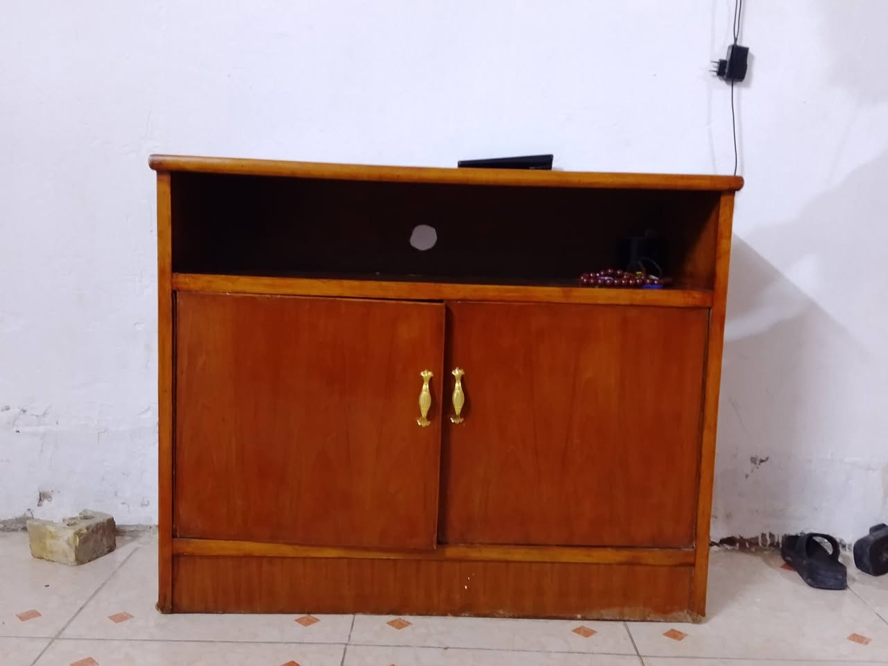 سلام عليكم  غرفت اخشاب صاج نضيفه متكونه من 6 قطع  زاويه و ميز تواليت و ميز بلازمه وجربايه و ملحقاته و كنتور متكون من 5 بيبان 
السعر: 800الف و بيه مجال ***********
