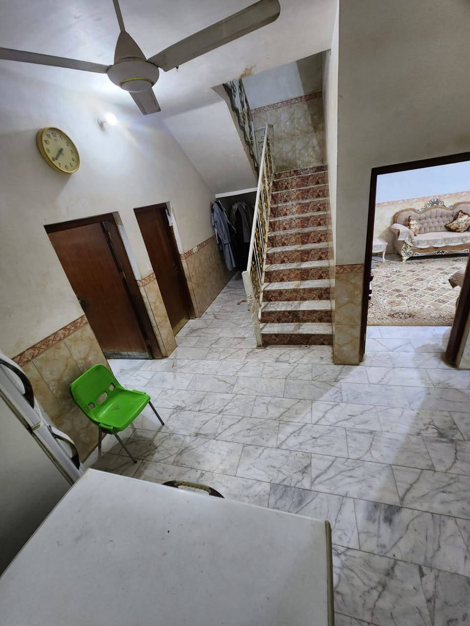 بيت اللبيع  ٢٠٠ متر
حي جهاد شارع مركز شباب على الشارع العام بناء حديث طابقين 
طابق لاول 
ستقبال وهول وصاله ومطبخ وغرفه ومجموعه صحيه
طابق ثاني ٤ غرف نوم وصاله ومخزن ومجموعه صحيه 
للستفسار اتصال ***********
