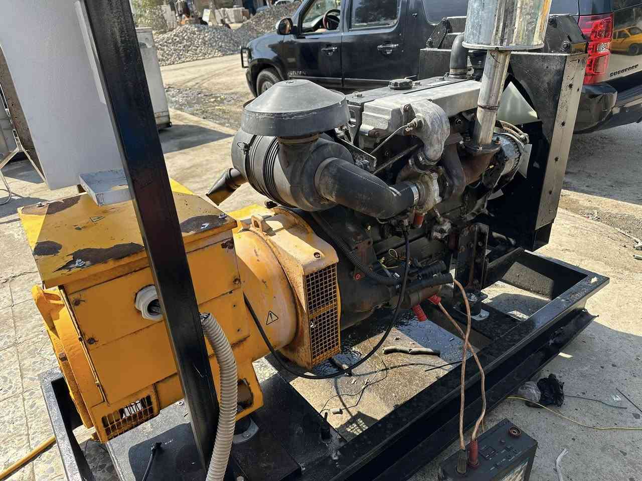 السلام عليكم
للبيع مولده نوع بيركنز انكليزي اصلي 
راس توليد ٦٠ كي في شاصي 
السعر ٣٨ ورقه بدل رنكات فقط 

العنوان كراده مجمع مشن شارع جاك عبود 
***********
***********
