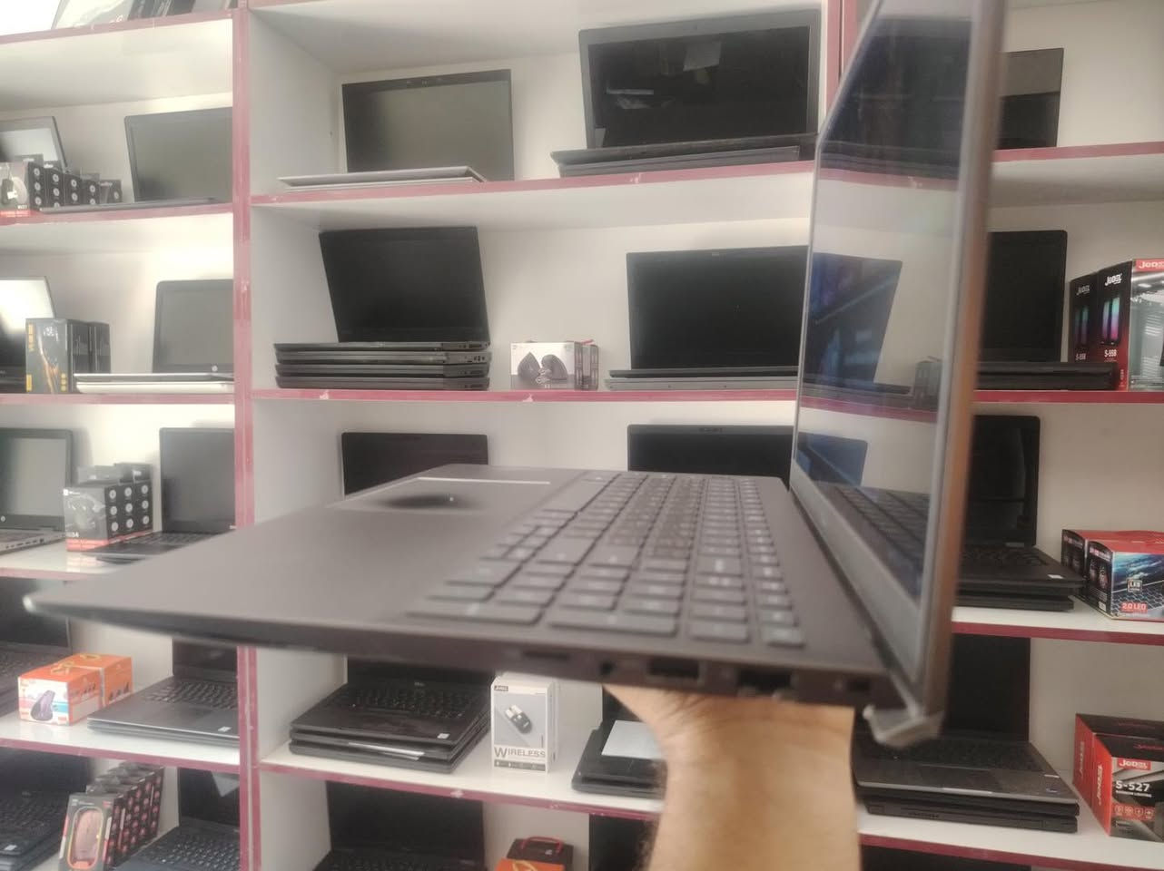🎩 إذا أنت ذوّاق ومو أي لابتوب يعجبك… شوف هاي التحفة الفنية! ✨

💼 Dell Vostro 15 5501

✅ Intel Core i5-10th Gen
✅ RAM 8GB DDR4
✅ SSD 256GB M.2 NVMe
✅ شاشة 15.6” FHD
✅ Intel Graphics 4GB)

💰 السعر: 340,000 دينار فقط

✨ جهاز مفحوص بعناية وجاهز للاستخدام
🛡️ ضمان استبدال لمدة شهر مع وصل شراء
🔋 البطارية حسب الاستخدام (تقريبًا 1–4 ساعات)
🎒 يجي ويّاه الشاحن الأصلي + حقيبة + ماوس + ماوس باد
💻 فورمات مجاني وتنصيب Windows 10 أو Windows 11 مُفعّل حسب الطلب
📸 نرسل صور وفيديوهات للجهاز نفسه قبل الشحن

📍 موقعنا: بغداد – الأمين الثانية – شارع سكينة ورقية

📱 واتساب لابتوبيا: ***********

📩 راسلنا الآن واحجزه قبل نفاد الكمية، وإذا محتار شنو يناسب استخدامك، فريق لابتوبيا يساعدك تختار أفضل خيار حسب احتياجك وميزانيتك.
