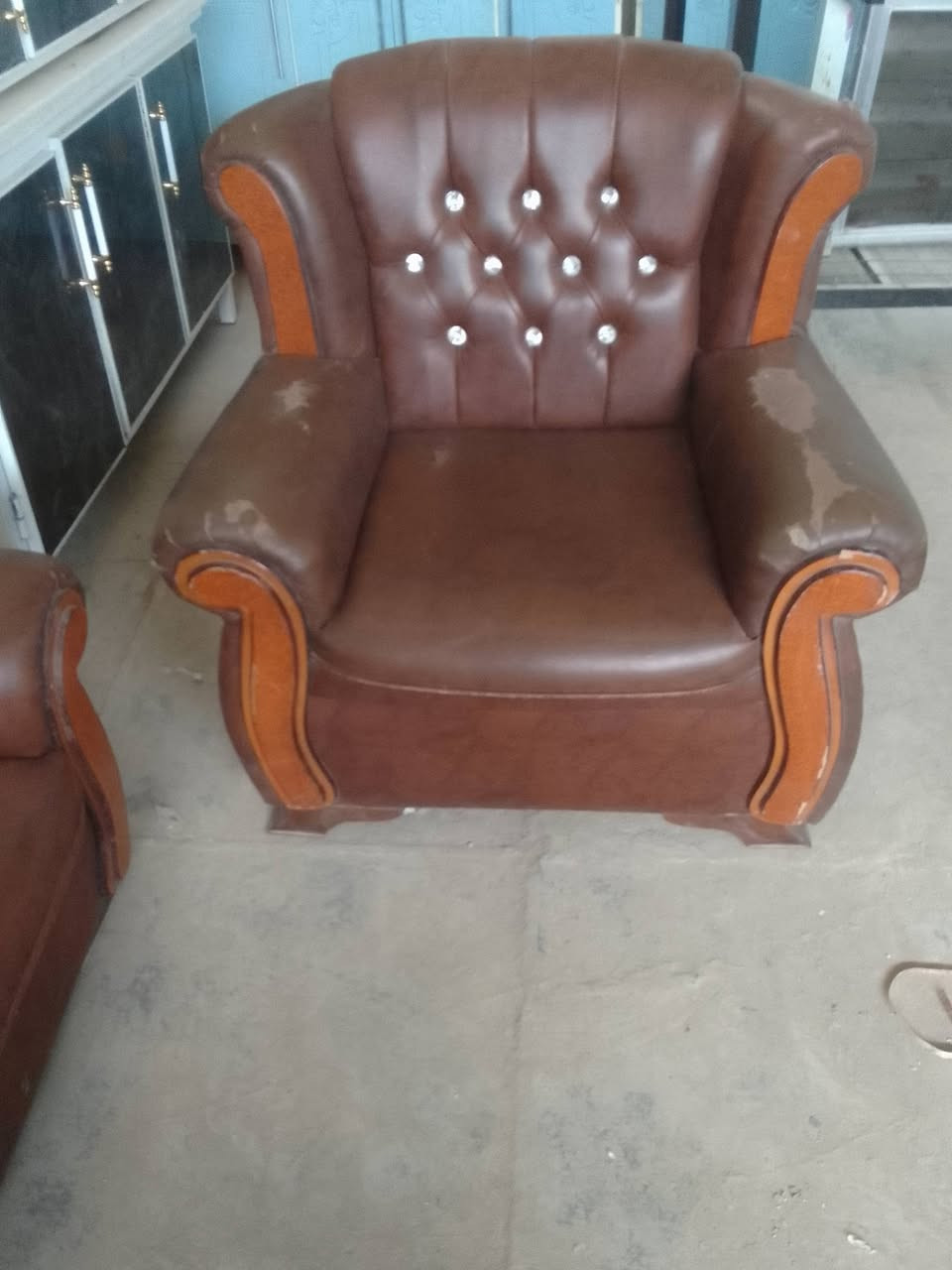 خمس كراسي للبيع سعر مناسب شراي يتفضل خاص مكاني بغداد رقم الهاتف بي واتساب ***********
