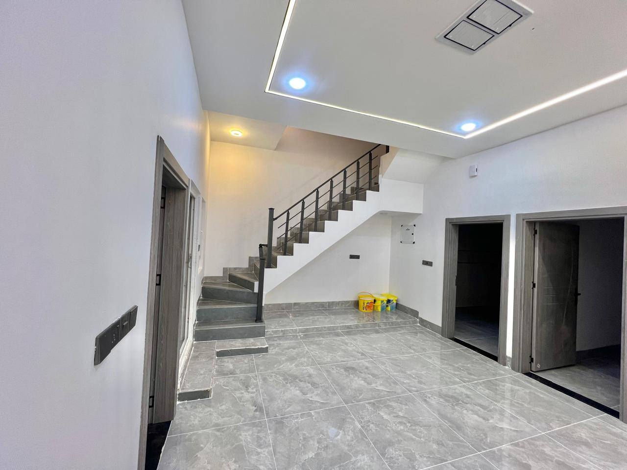 دار للبيع طابو صرف المساحة ١٣٠م واجهة ٦/٥ بناء صفر نظام دكتات سقوف مغربية الدار صاير على حرف T طابق اول استقبال هول مطبخ غرف نوم صحيات داخلي وخارجي طابق الثاني هول غرف نوم ٢ صحيات العنوان الأسرى ماقابل جامع العدل شارع المستوصف للإستفسار الاتصال على الرقم *********** او خاص
