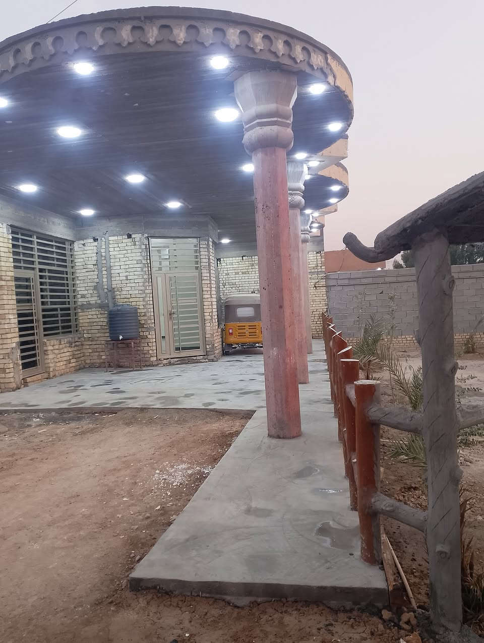 السلام عليكم اخوان عندي دونم البيع يحتوي بيت غرفه نوم عدد 2
صاله مع حمام مع تواليت  منورين 
مطبخ بارد 
مطبخ حار 
ستقبال 
كلدور 
صحيات خارجية 
محتوي على بيت 1000 متر 
باقي 1500 متروكه 
الخدمات الكهرباء +مياه+ تبليط+ مدرسه 
العنوان بغداد السعادة

رقم الهاتف ***********
