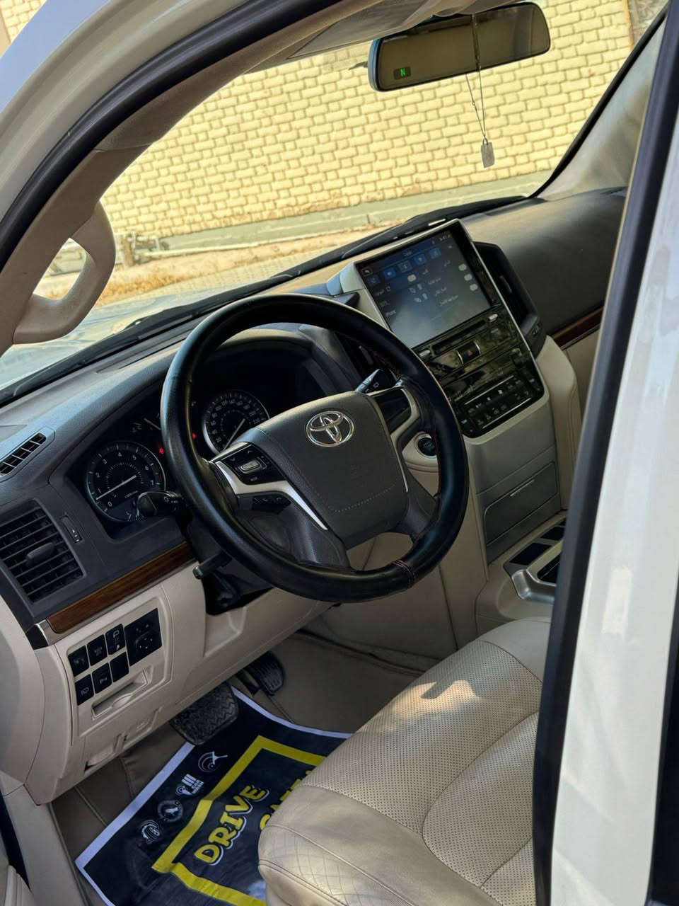 السلام عليكم
للبيع فقط 
لاندگروز موديل 2018 .V8 حجم المكينه 4600
وايت ادشن 
فول مواصفات
كشنات جلد +كهرباء ثلاث وضعيات 
فتحة سقف 
تحكم استيرن 
حساسات خلفي +امامي 
رادار امامي 
مري قلاب 
فورويل 
ولمواصفات البقيه معروفه
السياره بيه بارد بسيط وباقي كفاله عامه 
ممشه السياره 116 
مكان السياره بغداد البنوك 
للاستفسار ***********
