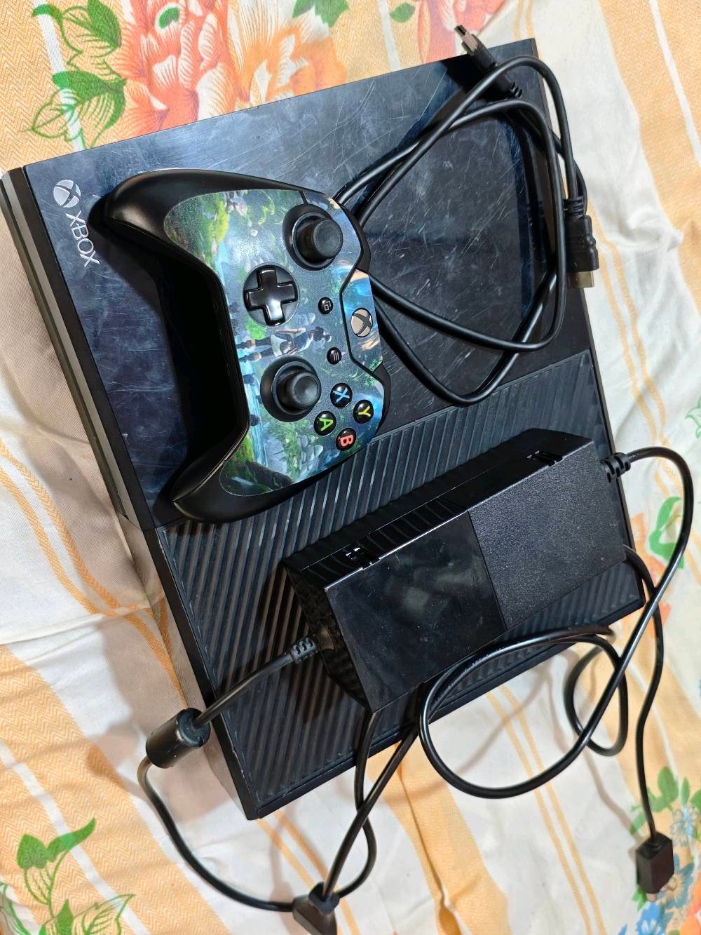 نوع الجهاز: XBOX One FAT
المحتويات:( الجهاز,كيبل الاصلي,جويستك,كيبل HDMI)
ملاحظات: 
1:الاسهم الفوق والاسفل في الجويستك تحتاج لضغط قوي
2: الجهاز نظيف غير مفوتح او مصلح 
السعر:110,000دينار عراقي