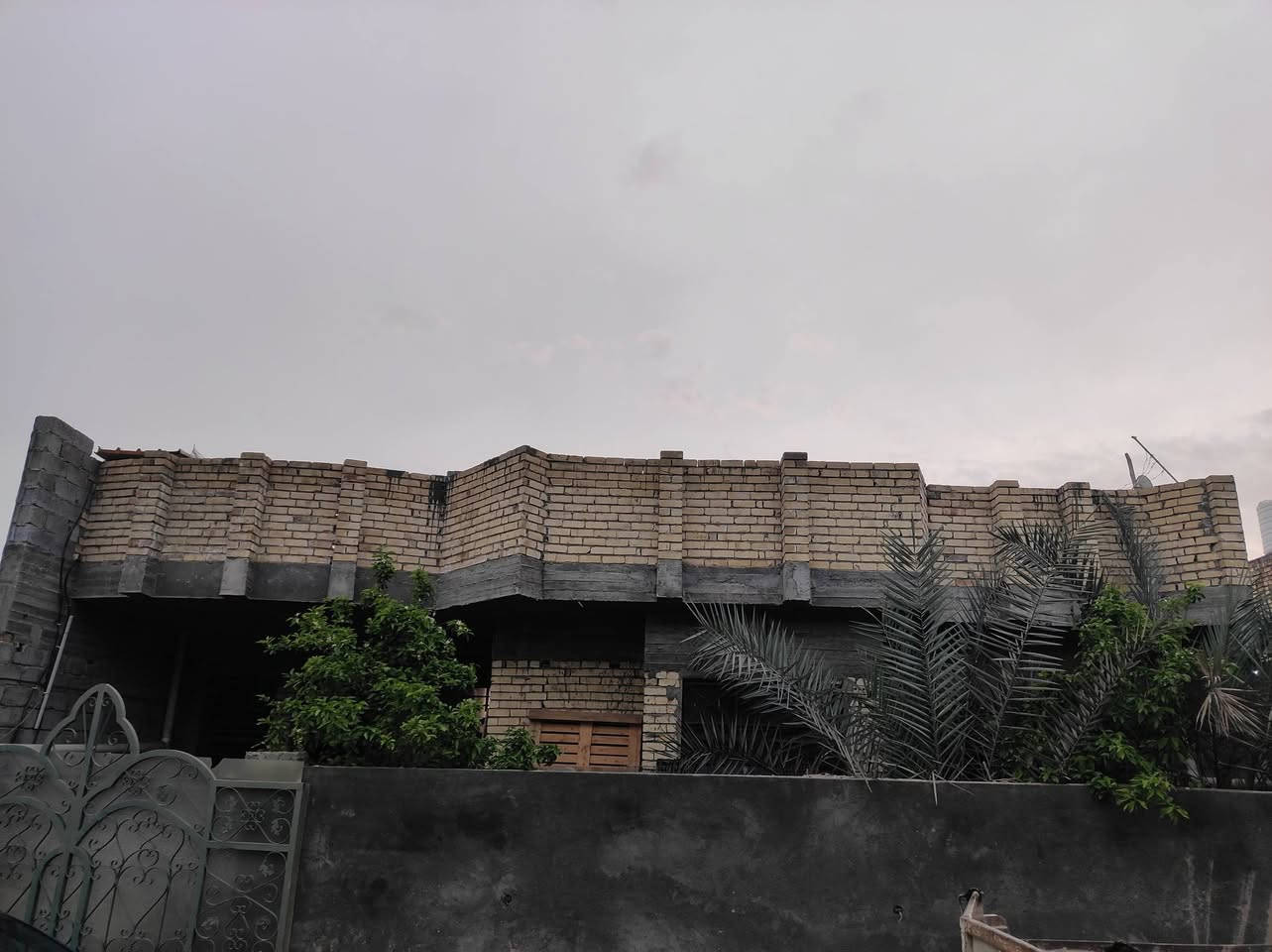 للبيع بيت مساحه250متر طابو زراعي سند25متكون من غرفتين وهول وستقبال و3حمامات ومطبخ وحديقه داخليه 
علما ان البيت مكامل بس حمام واحد كامل والبقيه جدران 
الاستقبال احزام ولهول علما ان المنطقه اتأسست مجاري رقم الهاتف ***********
