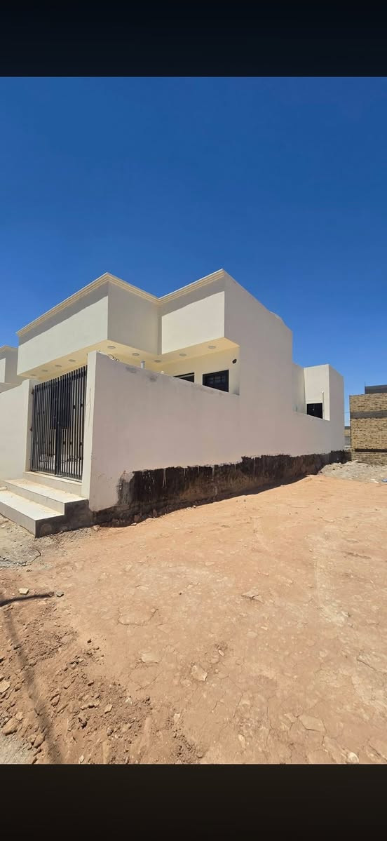 بيت للبيع مساحه 200 متر 
العنوان حولي الجامعه قرب مجمع حيدر ابن حجي هندي 
يتكون من غرفتين صاله استقبال مطبخ حار وبارد
 اساس +سقف كونكريت مسلح 
بيبان قاصه الطابق الثاني 
سطحين + صاله 
اتصال او استفسار ***********
