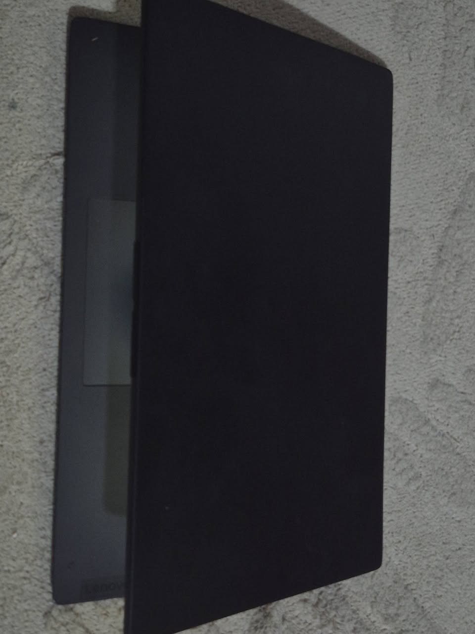 💻 عرض لقطة في البصرة: Lenovo K14 وحش الأداء الاقتصادي 🚀
​للبيع أو المراوس، جهاز يجمع بين الأناقة والقوة وبسعر تنافسي جداً. الجهاز بحالة ممتازة مع كارتونته الأصلية، واستخدامه بسيط جداً.
​أداء يتحدى الأجيال الحديثة! ⚡
​المعالج في هذا الجهاز هو AMD Ryzen 5 5600U، بـ 6 أنوية حقيقية و12 مساراً.
​مقارنة الأداء: هذا المعالج يوازي بل ويتفوق في الأداء المتعدد على معالجات الجيل 12 والـ 13 من فئة (Intel Core i5 - U)، مما يجعله مثالياً للدراسة البرمجية، التصميم، والمهام المتعددة الثقيلة.
​المواصفات التقنية:
​المعالج: Ryzen 5 5600U (أداء جبار بـ 6 أنوية).
​الرام: 8 GB DDR4 (سلاسة عالية في التنقل).
​كارت الشاشة: AMD Radeon Vega 7 (كارت داخلي قوي جداً، تم تختيم العديد من الألعاب القوية عليه بنجاح).
​الشاشة: شاشة حديثة بحواف نحيفة جداً (Slim Bezel) تعطي مظهراً عصرياً ومريحاً للعين.
​حالة الجهاز والملحقات:
​النظافة: الجهاز جداً جديد ونظيف داخلياً.
​الملحقات: الكارتونة الأصلية متوفرة.
​ملاحظة للأمانة: توجد بعض الصدعات البسيطة جداً في الشاصي، وهي سطحية تماماً ولا تؤثر إطلاقاً على متانة الجهاز أو أدائه التقني.
​💰 السعر المطلوب: 350 ألف دينار فقط!
​🔄 خيارات المراوس (التبادل):
​المراوس مع PC بمواصفات جيدة.
​المراوس مع لابتوب بمواصفات أقل مع دفع فرق السعر لي.
​📍 الموقع: البصرة - كرمة علي.
📞 للتواصل والاستفسار: ***********
​فرصة ممتازة لطلاب الهندسة والحاسبات في البصرة للحصول على جهاز حديث بسعر اقتصادي!
