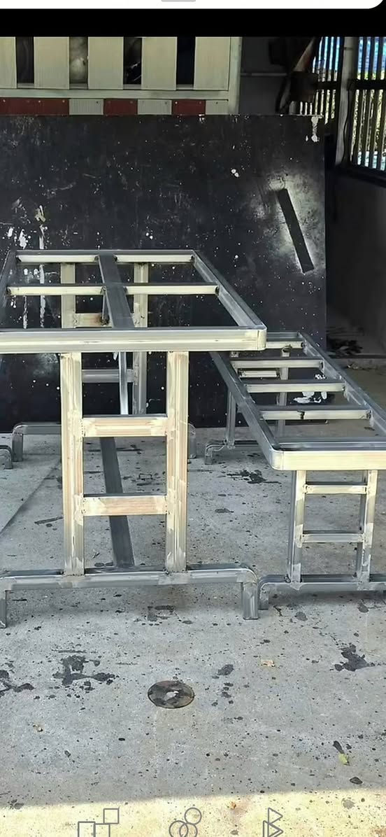 سلام عليكم حسين حداد لكافة انواع حداده جملونات ديكورات منازل باب خارجي داخلي مرجوحه میز طعام للاستفسار عن طريق الواتساب ***********
