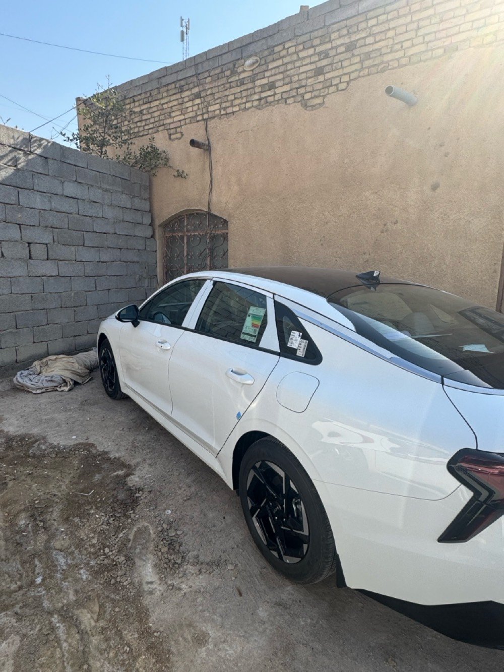 عندي k5 2026 للبيع فول خليجي لون ابيض محرك 2500بيه طخه بل جاملغ الأمامي وصبع شويه من خشم البنيد وطخه بل جاملغ الخلفي   الدعاميه الاماميه مبدله والباقي كفاله عامه  السياره اخت الزيرو بعده بل نايلون الوكاله ماشيه 16 الف مكاني بصره سعر 225 رقم ***********