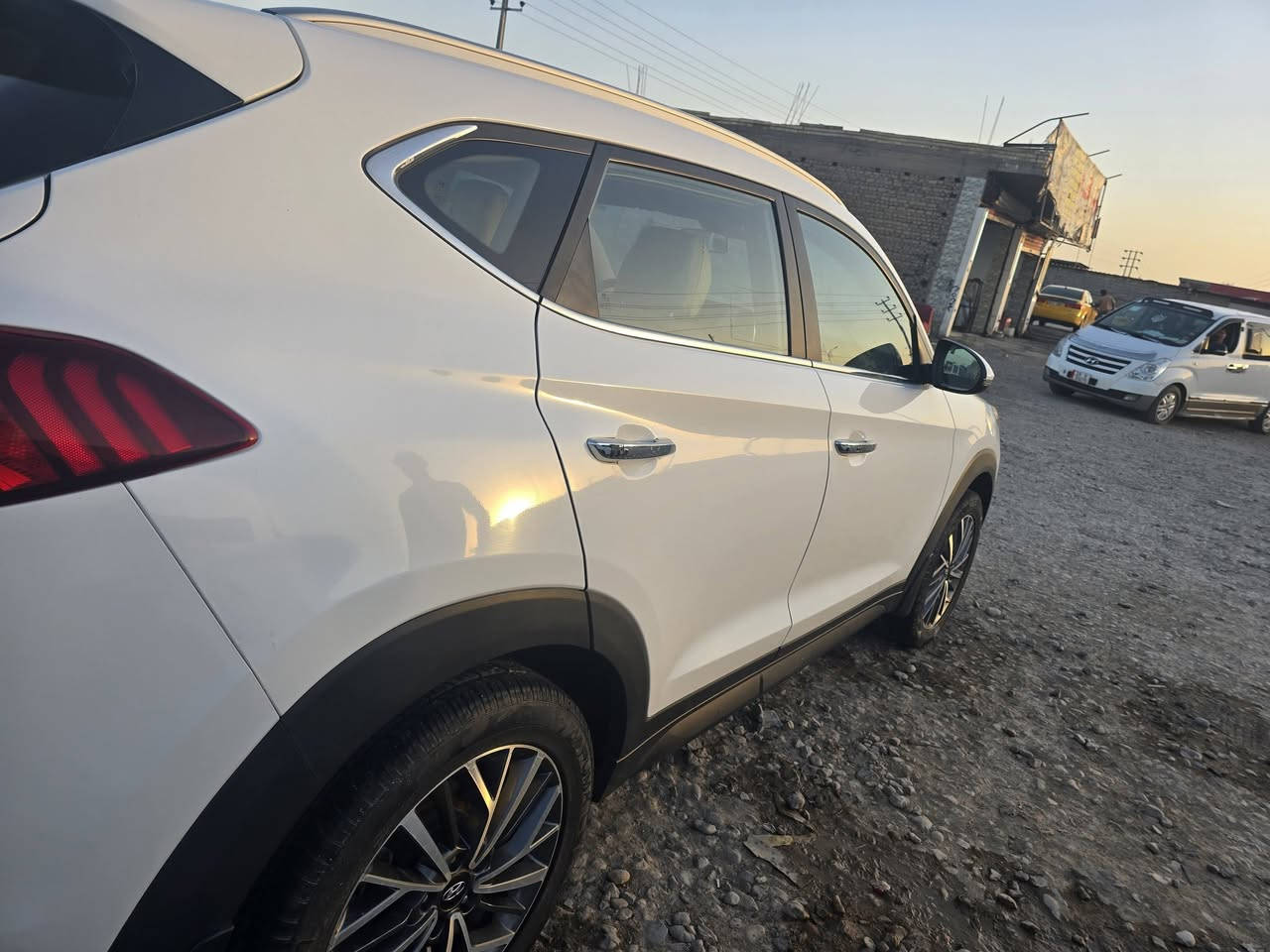 السلام عليكم..سياره توكسان2020 خليجي
 رقم قادسية انكليزي سنوية بأسمي 
كير ومحرك((مكفولات))2000
مكفوله من الضربه والتبديل والصبغ
مكفوله كفالة عامة ماعدى طخه بسيطه أعلى جاملغ بسيط جدا 
تبريد ثلج 🧊 سياره جاهزه ونظيفه 
السعر ٢١٥ 
*********** التواصل عن طريق الوتساب فقط
مكان الديوانيه  قضاء عفك
