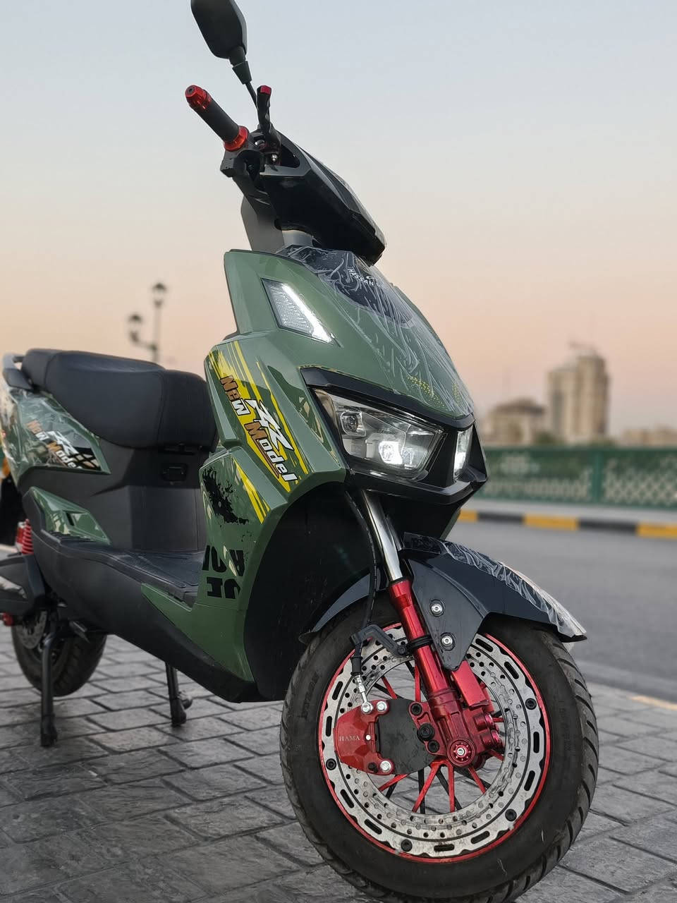 السلام عليكم دراجة شحن سكنس موديل 2026 جديد زيرو طك كارتون بطارية ليثيوم *********** سعر 850 بيها مجال عنوان بغداد ساحة الوثبه ملف بقدرة 2000 واط سرعه 110صاروخ وصل شراء موجود تشغيل بصمه
