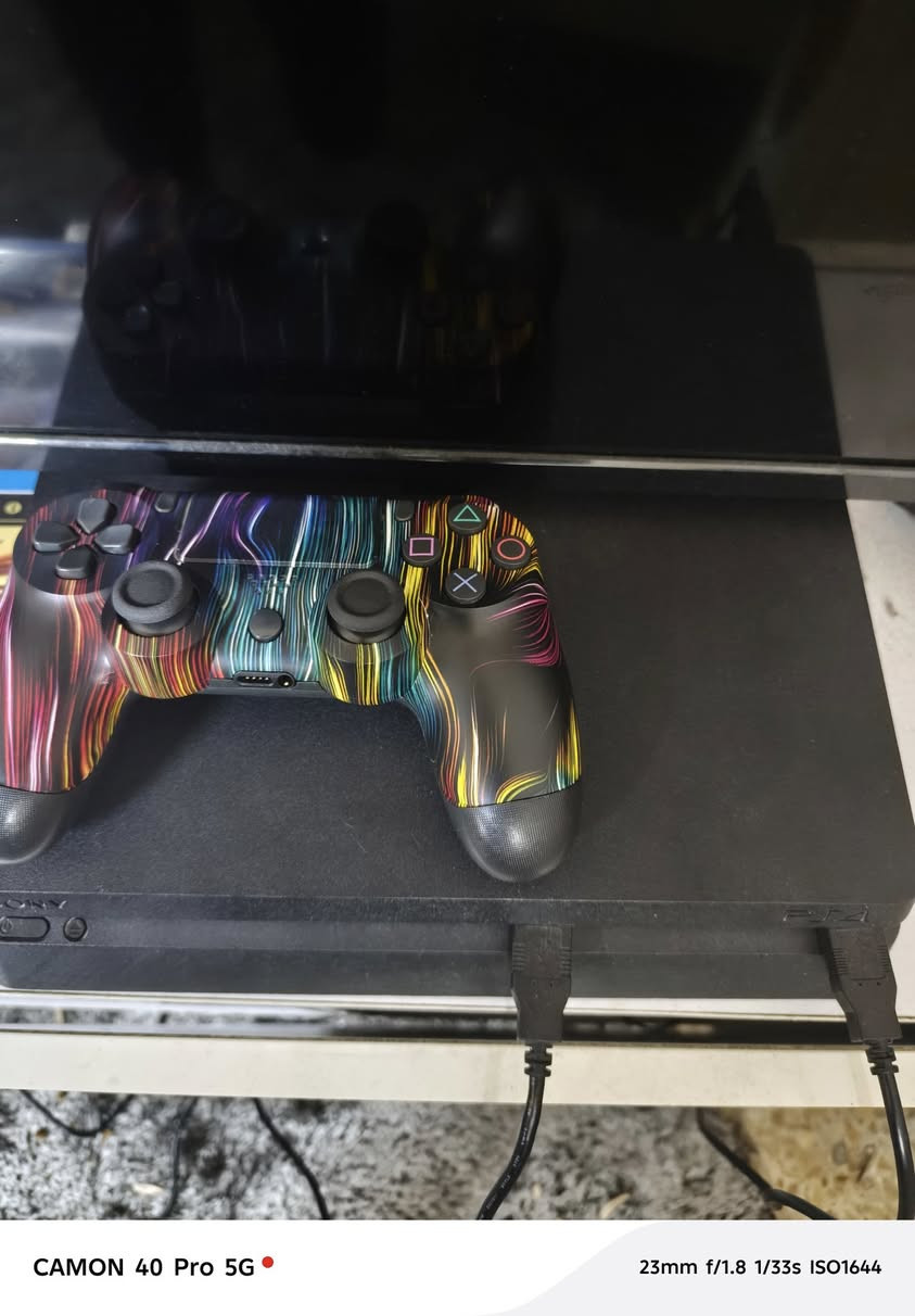 سلام عليكم 
للبيع بلي فور سلم نص تيره نضيف جداً ما مفتوح يدات عدد 2 وياه وقرص gta وياه وكارتونه ماله هم وياه بشرط سعرة 225 وبي مجال بسيط ***********
