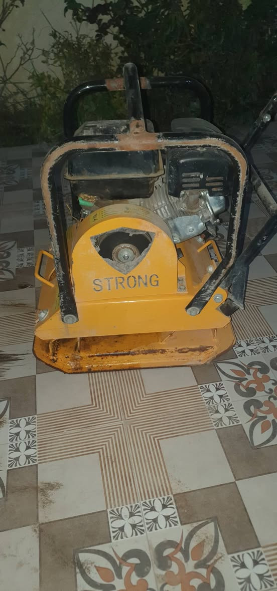 حادلة مستعملة شي قليل للبيع 
العنوان ديالى الخالص 
للستفسار الاتصال ***********
