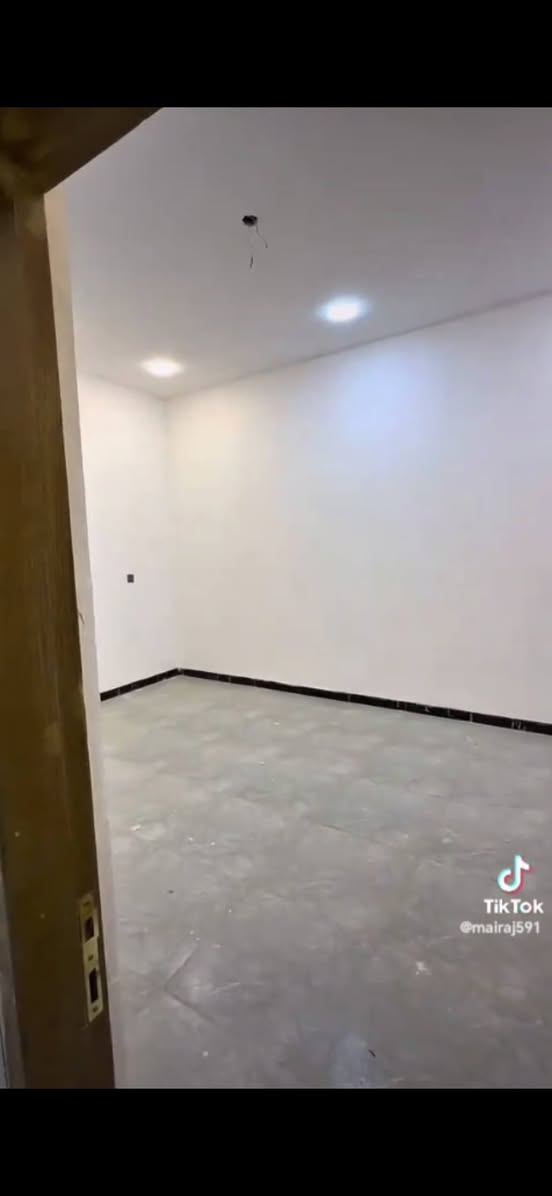 سلام عليكم بيت المساحه 120م في منطقة حجي حسن الثانيه نهايه الاربع سايدات الجمعيات قرب فله حجي حسن يتكون من استقبال وصاله ومطبخ حارباردغرفه نوم وصحيات ومناور عدد 2 وسقف صب كونكريت وبيتونه وصاله وسطح ايزوگام للإستفسار الاتصال على هذا الرقم ***********
