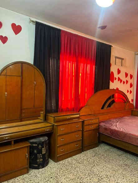 سلام عليكم غرفة للبيع جديدة ونضيفة كلش الستفسار عل رقم واتساب موجود ***********
