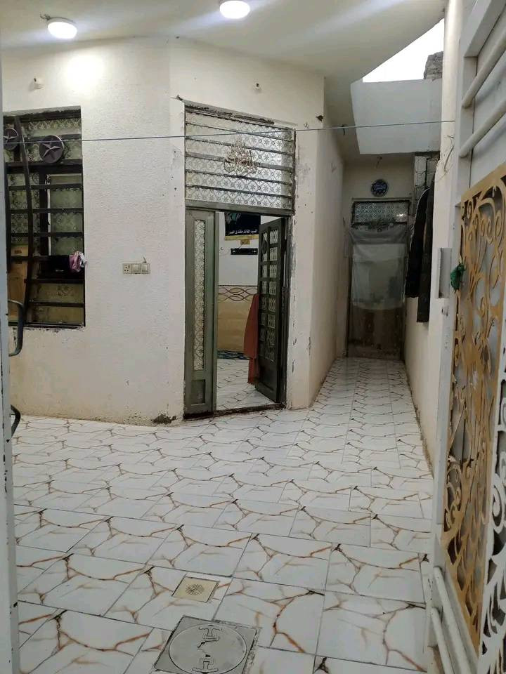 بيت بحي ساهرون قريب الحزام والفلكه كلش بضهر التجاري سعر 80نظيف كلش جاهز للسكن   بيع نقد فقط لا تتصل تكلي مبادره ماكو مبادره مامفتوحه وماكو اصلا البيت طابق واحد 100متر بناء جديد ***********
