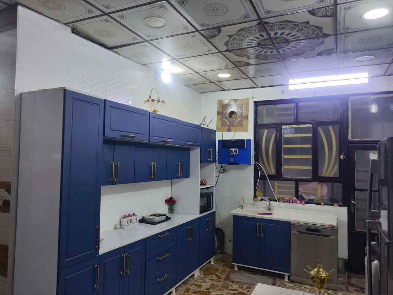 السلام عليكم اخوان دار للبيع مساحة 110 متر طابقين ثلاث غرف صالتين استقبال مطبخ تخاريج صب كونكريت اساس وسقف فقط الطابق الثاني السقف سندويج  سيراميك بيت فول ماء كهرباء تبليط باب البيت  منطقة راقية حيل السعر 65 وبيه مجال مشمول بلتطويب رافع معاملة عنوان قرب مخزن الموز شارع الامام الحسين ع للاستفسار ***********
