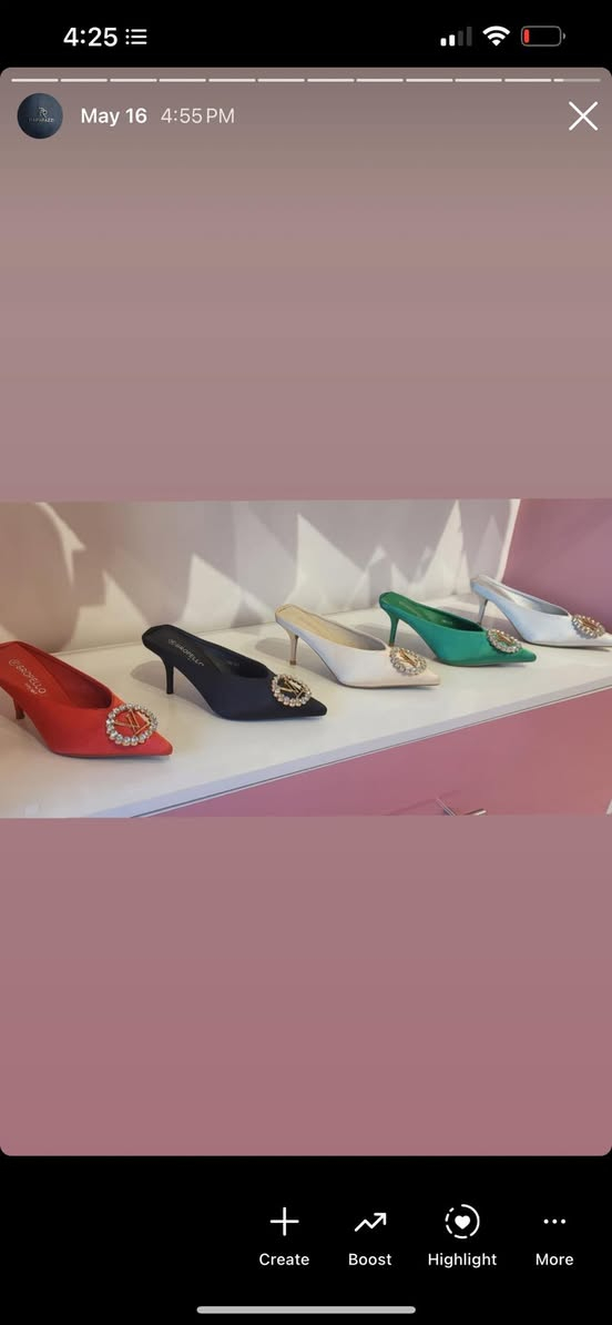 عدة محل أحذية وحقائب للبيع 👠👜
 • 300 زوج أحذية (كعب وموديلات)
 • 90 شحاط صيفي
 • 10 حقائب جديدة
 • كابينات + مكتب + مراية + كراسي + استاندات

جاهزة لفتح محل فورًا
السعر: 5 مليون قابل للتفاوض
الموقع: بغداد

للاستفسار ***********
