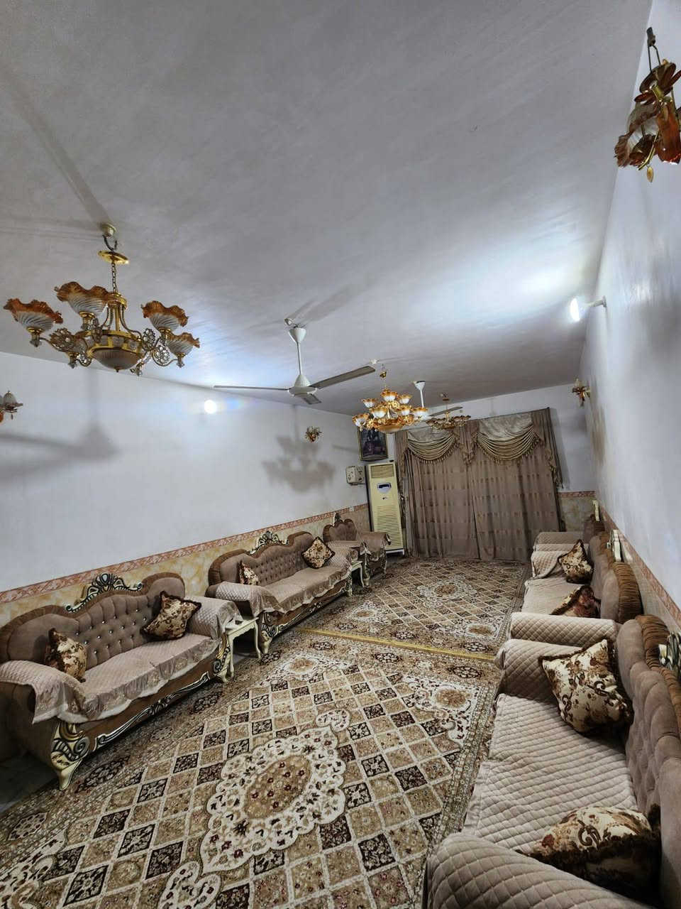 بيت اللبيع  ٢٠٠ متر
حي جهاد شارع مركز شباب على الشارع العام بناء حديث طابقين 
طابق لاول 
ستقبال وهول وصاله ومطبخ وغرفه ومجموعه صحيه
طابق ثاني ٤ غرف نوم وصاله ومخزن ومجموعه صحيه 
للستفسار اتصال ***********

