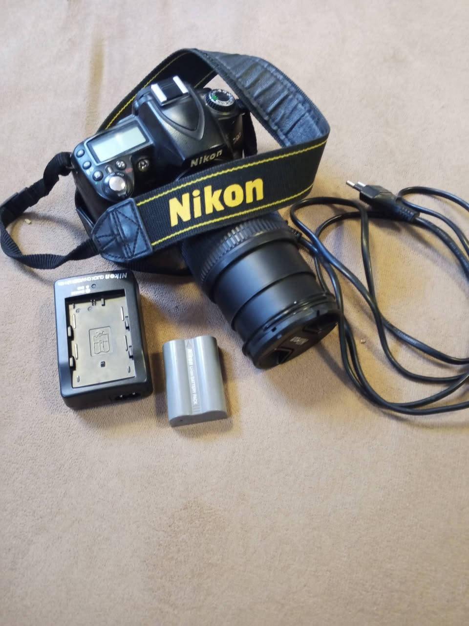 السلام عليكم كامره Nikon D90 للبيع يرادلهه شتر فقط سعر 200 قفل ***********
