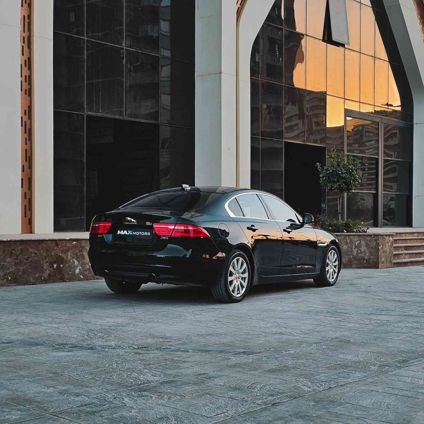 Jaguar XE 2019 25T
جاكوار اكس اي 2019 

‎وارد امريكي
‎اللون: اسود
‎رقم ارييل
‎ماشية : 53 الف
‎المواصفات: 25t
‎٤ سلندر تيربو (٢٠٠٠)
‎بصمة
بانوراما
‎كراسي جلد 
‎كراسي اثنين كهرباء
‎شاشة كبيرة 
‎كامرة خلفي
‎نظام إطفاء المحرك فقط عند الوقوف واعادة تغشيل المحرك عند المشي
‎نظام تزحلق
‎متعدد أنظمة القيادة (سبورت، ايكو، عادي، ثلجي, مطري)
‎دبل كير(عادي+اوتوماتيك)
‎نظام سبورت
‎نضام اقتصادي ECO
مرايات جانبيه هيتر
‎ماسحات جام تلقائية تعمل عن ملامسة المطر 
‎مثبت سرعة
‎محدد السرعة

باب ورا السائق مبدل بلادي وشبر بونيت صبغ
الايرباكات كل سليمه وبلادي 
بدون دواخل 
وكل شيء بشرط الماكينه والكير

‎وبيها فحص كل فترة السيارة وتبديل دهن وفلاتر وكلشي عالشركة موتول الفرنسي كل 7000 كيلو متر تقريبا
‎
  
للاستفسار *********** أربيل, العراق
