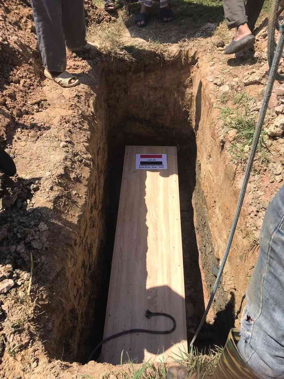 السلام عليكم أصدقائي ورحمة الله وبركاته . انتقل الى رحمة الله قبل أيام ولدي الوحيد يوسف وتم دفنه في مقابر المسلمين في فيتنام بعد غيبوبه دامت أكثر من سنتين وخلال السنتين لم يقصر معي مدير القسم الأستاذ عمار المحترم والأخوه البقيه المسؤلين في القسم وانا لله وانا اليه راجعون والكلام الي راح أكتبه اقرب شخص يعلم بي هو الأستاذ قتيبه مسؤل وجبتي وأقول نفذ امر ربي على ولدي في غربته وللعلم ومن مهازل دائرة الأصلاح أن مبلغ ال 200 الف الذي صرفه لي معالي الوزير لم تصرفه لي الحسابات بعذر لاتوجد تخصيصات وغادر ولدي ولم يتم صرف دينار واحد والحمد لله وجئتكم اليوم وأريد وقفة رجال شجعان ابناء كرام معي وكنتم كذلك سابقاً لأنني استقرضت مبلغ مكوث ولدي في ثلاجة المستشفى ليوم واحد فقط الف دولار او يحرقو جثته ومبلغ 800 دولار للغسل والدفن وذهبت الى مقر الجمعيه وتوسلت بمديرها وأخذت المبلغ مقابل حجز كل راتبي وانا صاحب بنات ايتام اثنين ولم يتبقى شيء لا للأيجار ولا اي شيء وأن ترضوهه لنفسكم فأنا معكم وان انتخيتم لي بعد محنة ولدي ووقفتم معي وقفة رجل واحد فهذا فضل من الله ومنكم وبالأخص بأيام استشهاد سيد الحق الأمام الحسين عليه السلام واعتذر عن الأطاله  ***********  ابو يوس
وبطلب من اخوتي ابناء الكرام هذا رقم الماستر ودفع الله عنكم سؤ الاقدار

7284957169 ماستر كارد

السلام عليكم أصدقائي ورحمة الله وبركاته . انتقل الى رحمة الله قبل أيام ولدي الوحيد يوسف وتم دفنه في مقابر المسلمين في فيتنام بعد غيبوبه دامت أكثر من سنتين وخلال السنتين لم يقصر معي مدير القسم الأستاذ عمار المحترم والأخوه البقيه المسؤلين في القسم وانا لله وانا اليه راجعون والكلام الي راح أكتبه اقرب شخص يعلم بي هو الأستاذ قتيبه مسؤل وجبتي وأقول نفذ امر ربي على ولدي في غربته وللعلم ومن مهازل دائرة الأصلاح أن مبلغ ال 200 الف الذي صرفه لي معالي الوزير لم تصرفه لي الحسابات بعذر لاتوجد تخصيصات وغادر ولدي ولم يتم صرف دينار واحد والحمد لله وجئتكم اليوم وأريد وقفة رجال شجعان ابناء كرام معي وكنتم كذلك سابقاً لأنني استقرضت مبلغ مكوث ولدي في ثلاجة المستشفى ليوم واحد فقط الف دولار او يحرقو جثته ومبلغ 800 دولار للغسل والدفن وذهبت الى مقر الجمعيه وتوسلت بمديرها وأخذت المبلغ مقابل حجز كل راتبي وانا صاحب بنات ايتام اثنين ولم يتبقى شيء لا للأيجار ولا اي شيء وأن ترضوهه لنفسكم فأنا معكم وان انتخيتم لي بعد محنة ولدي ووقفتم معي وقفة رجل واحد فهذا فضل من الله ومنكم وبالأخص بأيام استشهاد سيد الحق الأمام الحسين عليه السلام واعتذر عن الأطاله  ***********  ابو يوس
