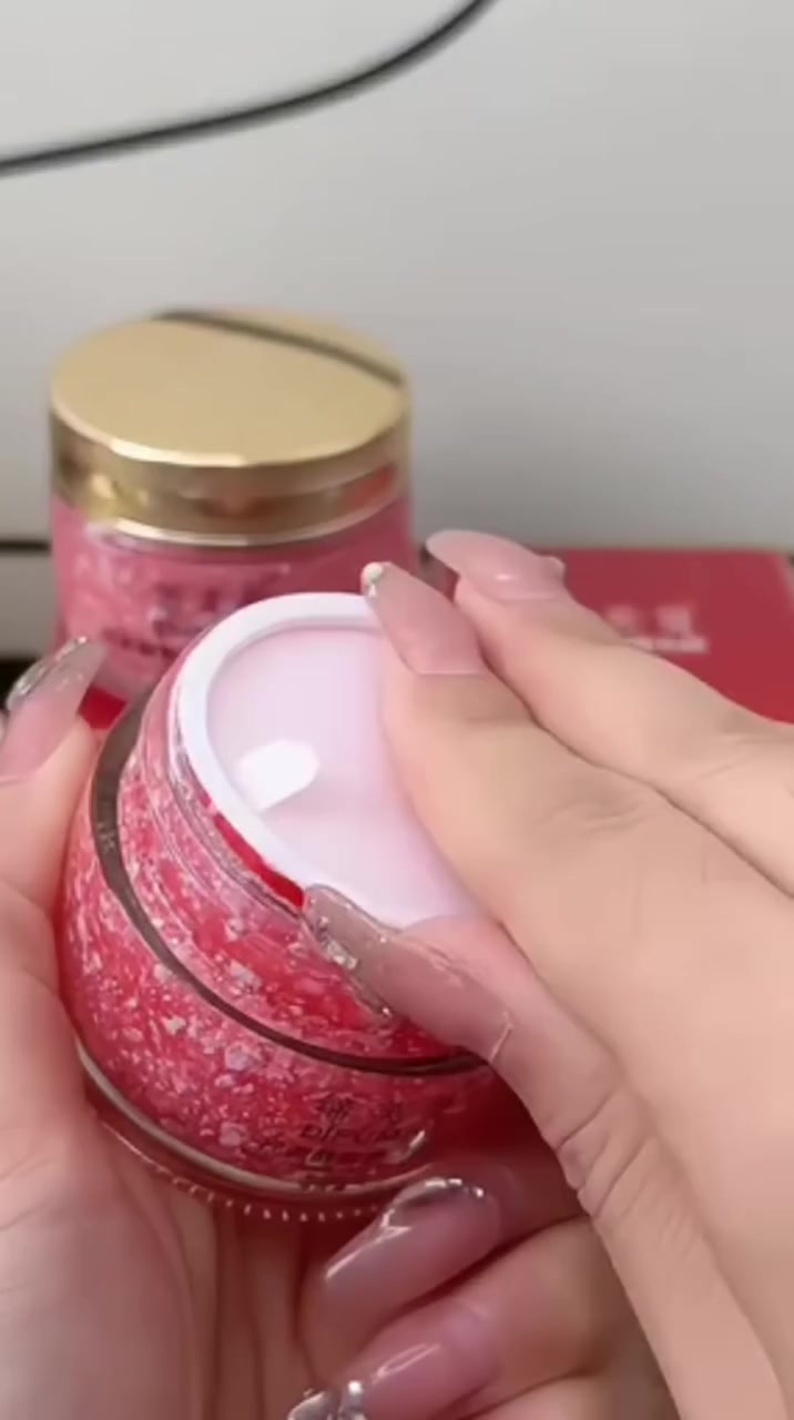 #كريم_دم_التنين
) تنظيف البشرة بعمق 
2) علاج الكلف والنمش
3 ) غمقان والتهابات البشرة
4) تساعد على تفتيح الوجه وتعالج حروق الشمس
5) علاج بثور الوجه والدهون الزائدة
6) ممتازة جدا جدا للبشرة الحساسة 👍
7) ممتازة فى تعطير البشرة


**إذا كنت صاحب هذا الإعلان وتريد حذفه لأي سبب، رجاءا أرسل رسالة إلى الدعم الفني**