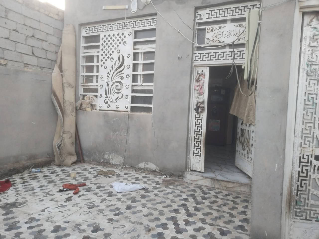 بسعر مناسب جداً
🏠 بيت جاهز للبيع – الديوانية / قضاء السنيه نزلة كاظم ال جاسم 
📐 المساحة: 160  متر
▪️ الواجهة 10 متر × النزال 16 متر
✅ التفاصيل:
▫️ سند 25 زراعي بعقد أصولي جاهز
▫️ البيت يتكون من غرفتين ومطبخ وصالة واستقبال
 ومجمع صحيات وطارمة 
▫️ مداور ثاني يوم 
▫️ خدمات كامله تبليط بالباب 
▫️ يبعد  75 متر فقط عن الشارع العام طريق الزوار 
💰 السعر المطلوب: 45   مليون وبي مجال 
📞 للاستفسار:
خاص أو الاتصال على الرقم امير الفتلاوي
***********
