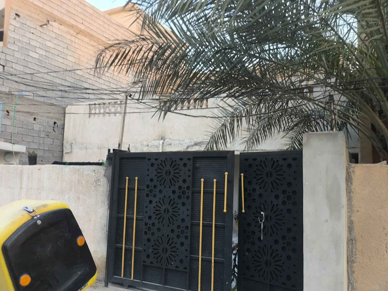بيت للبيع بسعر جدا مناسب 

مساحه 200 متر كاطون الرازي قرب جامع سعد 
البيت متكون من طابقين الطابق الاول  غرفتين نوم وصاله واستقبال ومطبخ + كراج الطابق الثاني غرفتين نوم وصحيات 
البيت بناء قديم بس كله محدث الفوك مشتغله جديد والجوه كله مشتغله سيراميك وصبغ وسقوف ثانويه الطابق الفوك بناء حديث سيراميك وبوب حديد درجه اولى شبابيك حديث البيت خير وبركه طابو ملك صرف اريد ابيع مستعجل
تحويله ثاني يوم بيع فقط ما اراوس الخاص مفتوح وهذا رقمي ***********
