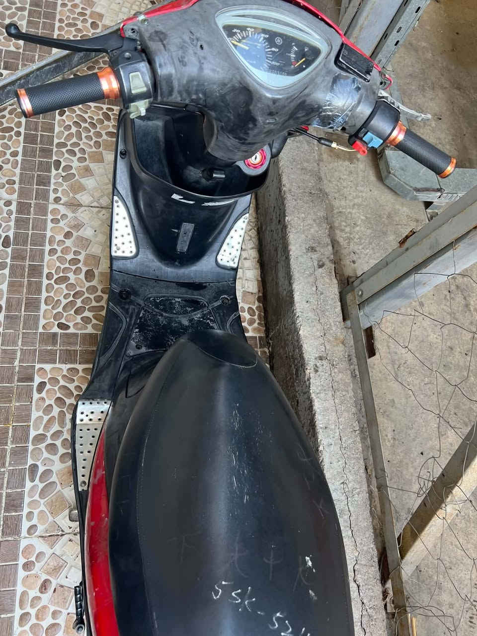 ماكس عدله سرعه 120ختم واحد ويا المكينه 
سلف عال ناصي شغل كيج سرعه شغل مال بانزين شغل
تاير خلفي جديد السعر 525 وبيه مجال قليل
*********** مكان الحولي يم جامع عمر عبد العزيز
مستعجل عله البيع
