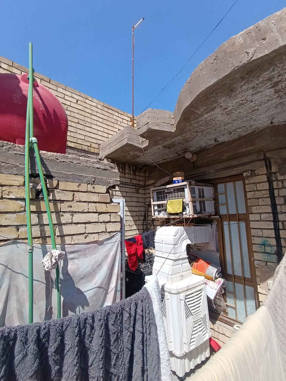 سلام عليكم بيت للبيع عنوان نهاية حي اور الغرير قرب جامع الشيخ ضياء بيت مساحة 118 متر بناء 2022 بي غرفتين وصاله واستقبال ومناور 2  السعر 75بي مجال و مستعجل على بيعتة ***********
