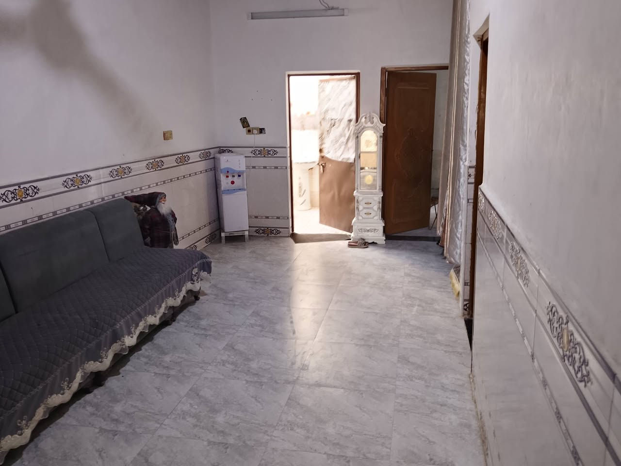 سلام عليكم بيت البيع في حي بغداد المكان البيت عله خدمات وكدامه ربع سايدات مكانه كلش راقي البيت 150وبصفه قطعه 150المساحه 300متر بس باني منه 150متر البيت بيه ديوانيه وبيه غرف 2وبيه حمام داخلي وصاله ومنور البيت جاهز الستفسار عله الرقم البيت بلديه بيه معامله كامله النتصال عله رقم ***********
