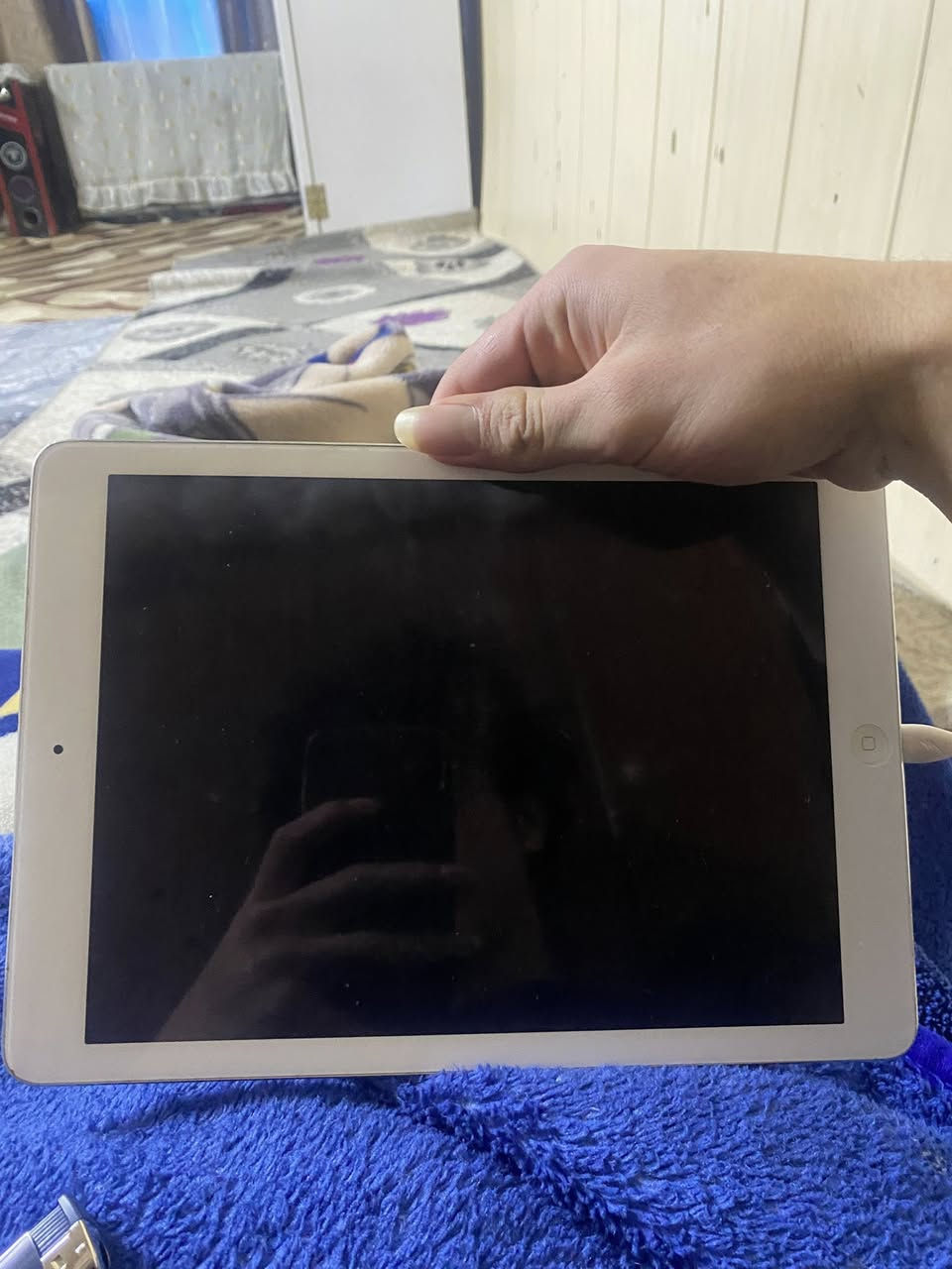 ايباد شغال مابي اي عيب وبطاريه فوللل هستوني حطيته ع شحن تريد تباوع افلام كلشي دراسه العاب بس بوبجي مايشغل سعر ٣٥ الف قفل وتساب *********** والي يتعبني لا يتواصل رجاء لان باقي محلات او بسيطات يبعونه ب ٥٠
