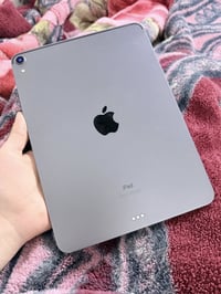 عليكم ايباد برو 11ich 2018 نضيف مكفول من الفتح زلغ مابي فقط خط بشاشه ا...