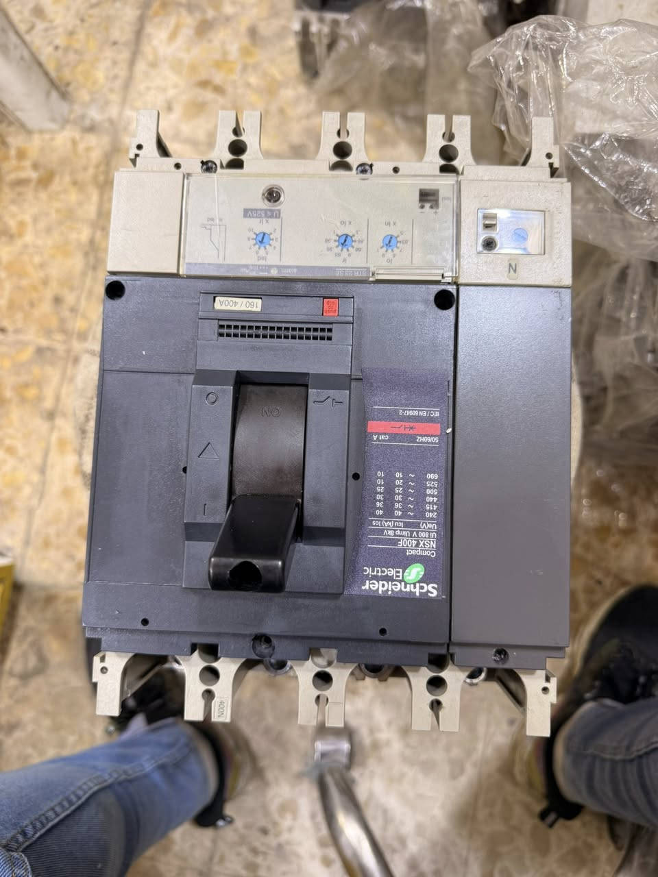 السلام عليكم تتوفر قواطع mg اصلي فرنسي 100A/160A/250A/ 400A/ 630A/ 800A/1000A/ ثلاثي + رباعي أتواصل ع رقم واتساب ‭٠٧٧٧ ٠٣٥ ٢٢٨٩‬
