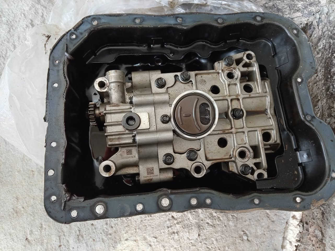 شاشة سورنتو امريكي ١٧ 
تشتغل بس صوت مع كومباس 
اويل بم مع كيس  مال محرك C1 نظيف 
فرس  بدون تجوه نظيف حيل  لا بي  فطر ولا كسر 
كلش نظيف 
الي تحتاجه قيم واخذ 
***********
